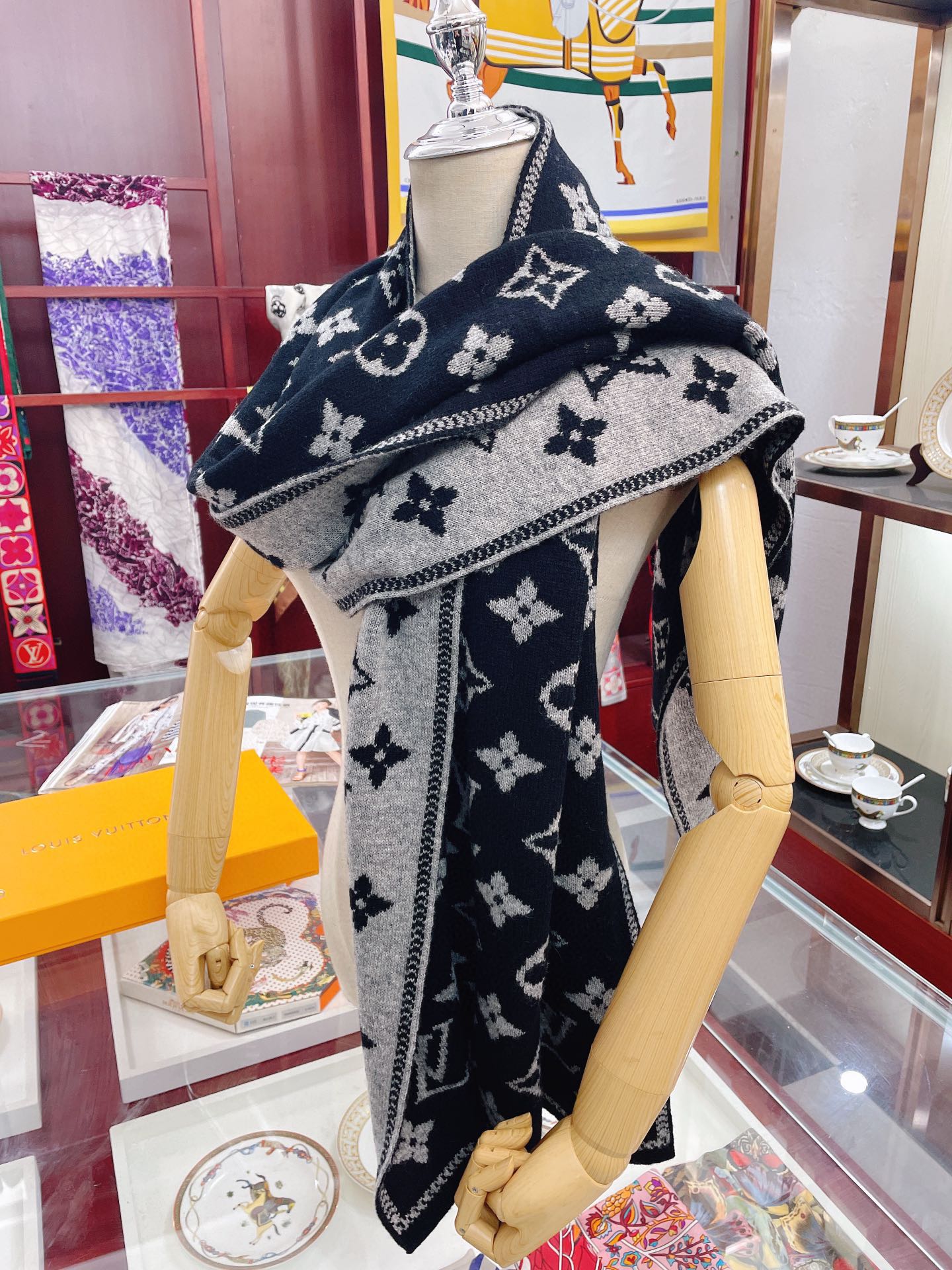 Вязаный кашемировый шарф LV