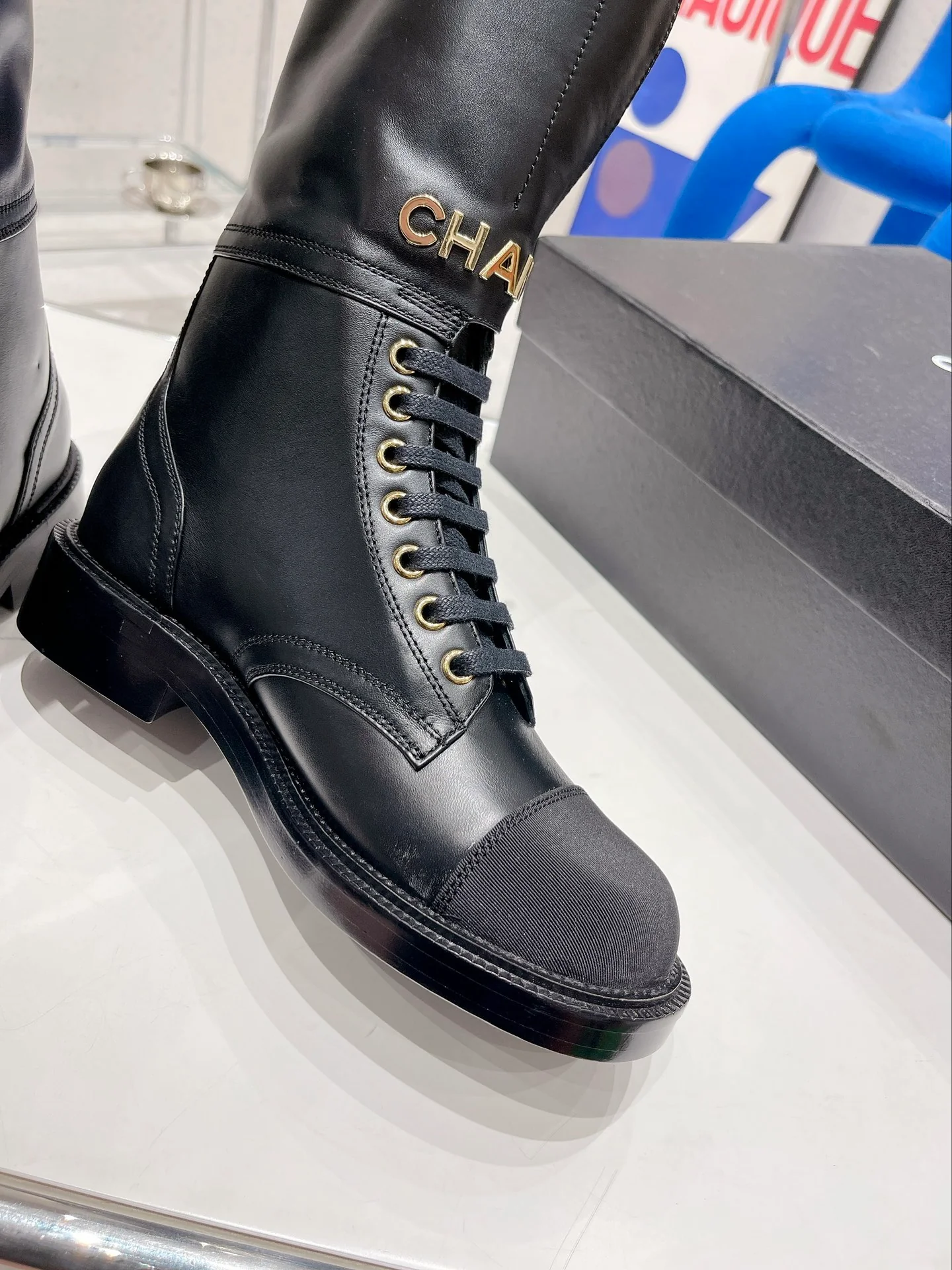 Новинка сезона осень/зима 2022 от Chanel — Ботинки Dr. Martens на шнуровке — Черные