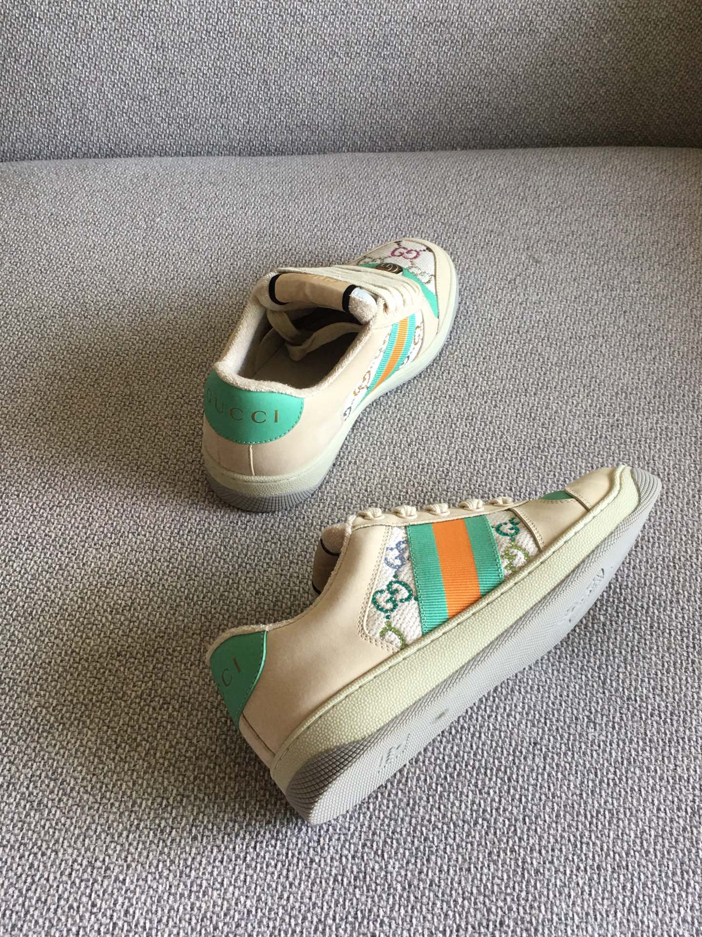 Новинка Gucci 2023 года - Кроссовки с эффектом потертости - Абрикосовый цвет