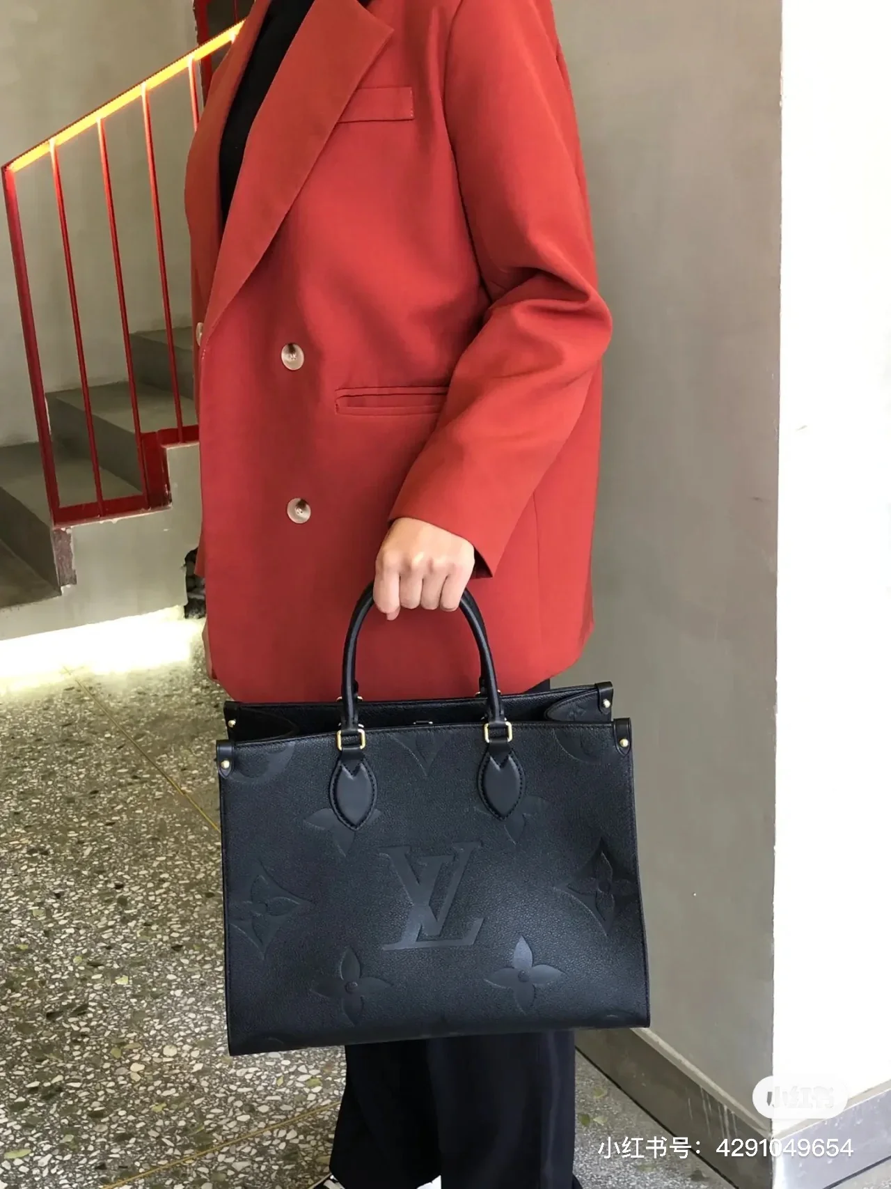 m45653-LV-onthego-pm Сумка-тоут, черная