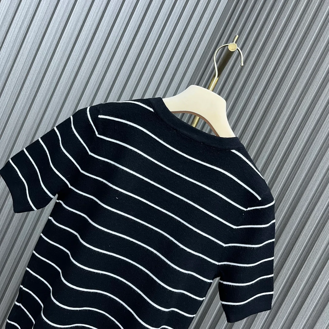 Miu Miu - 2404-24 Новинка: Футболка с круглым вырезом, полосатая, с коротким рукавом - Черная