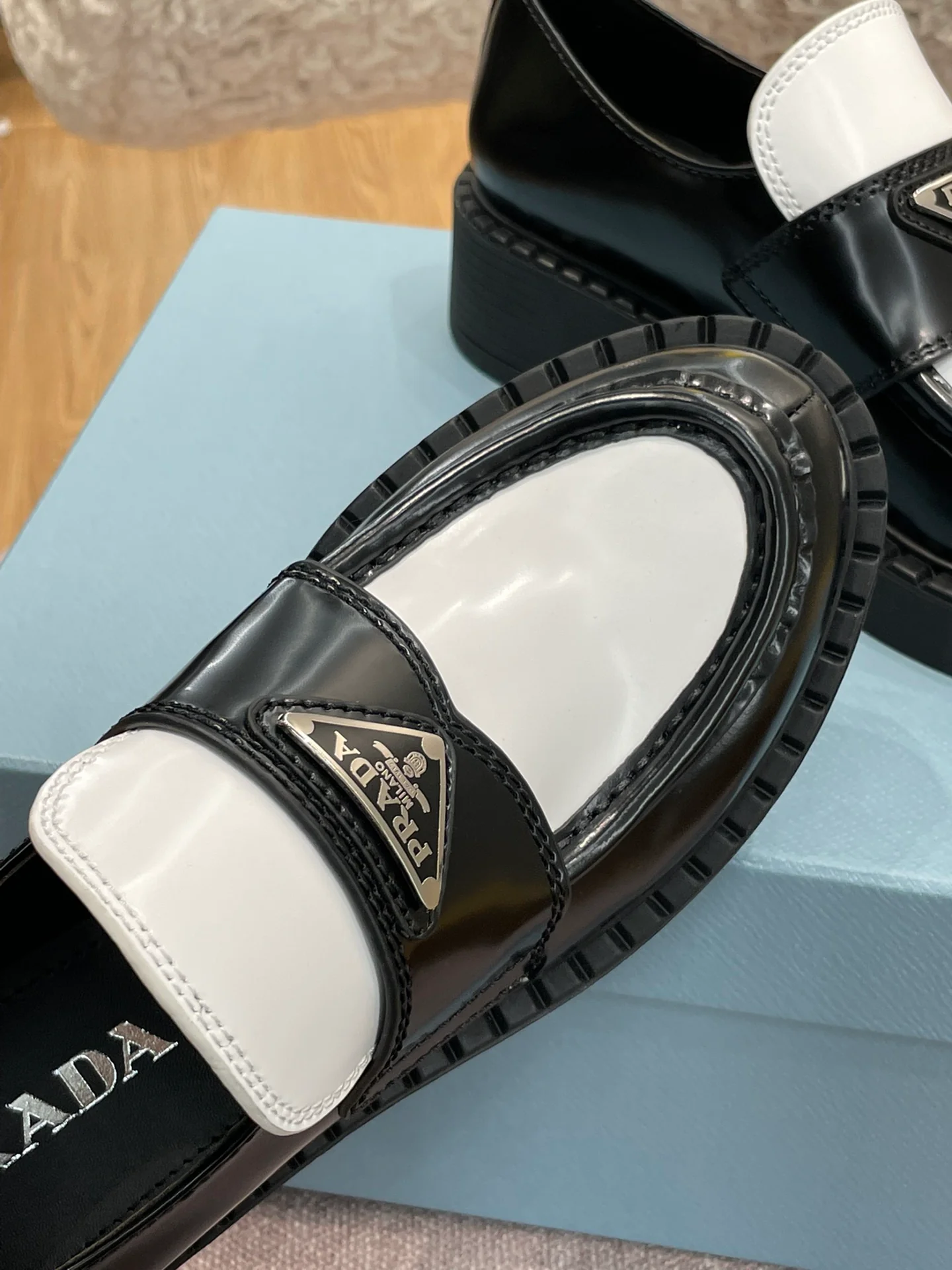 Обувь Prada - Лоферы на платформе Prada - черно-белые