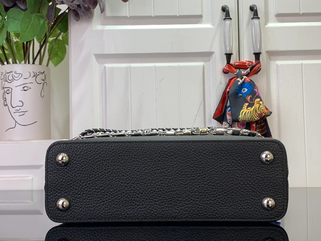 LV Capucines BB - Черная кожаная сумочка с жемчужной цепочкой