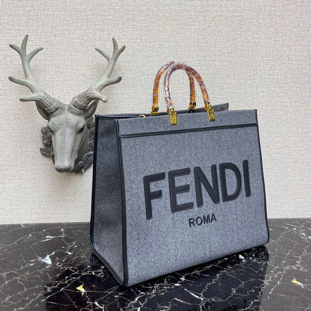 Сумка-тоут Fendi Sunshine Medium Grey из тисненой кожи.