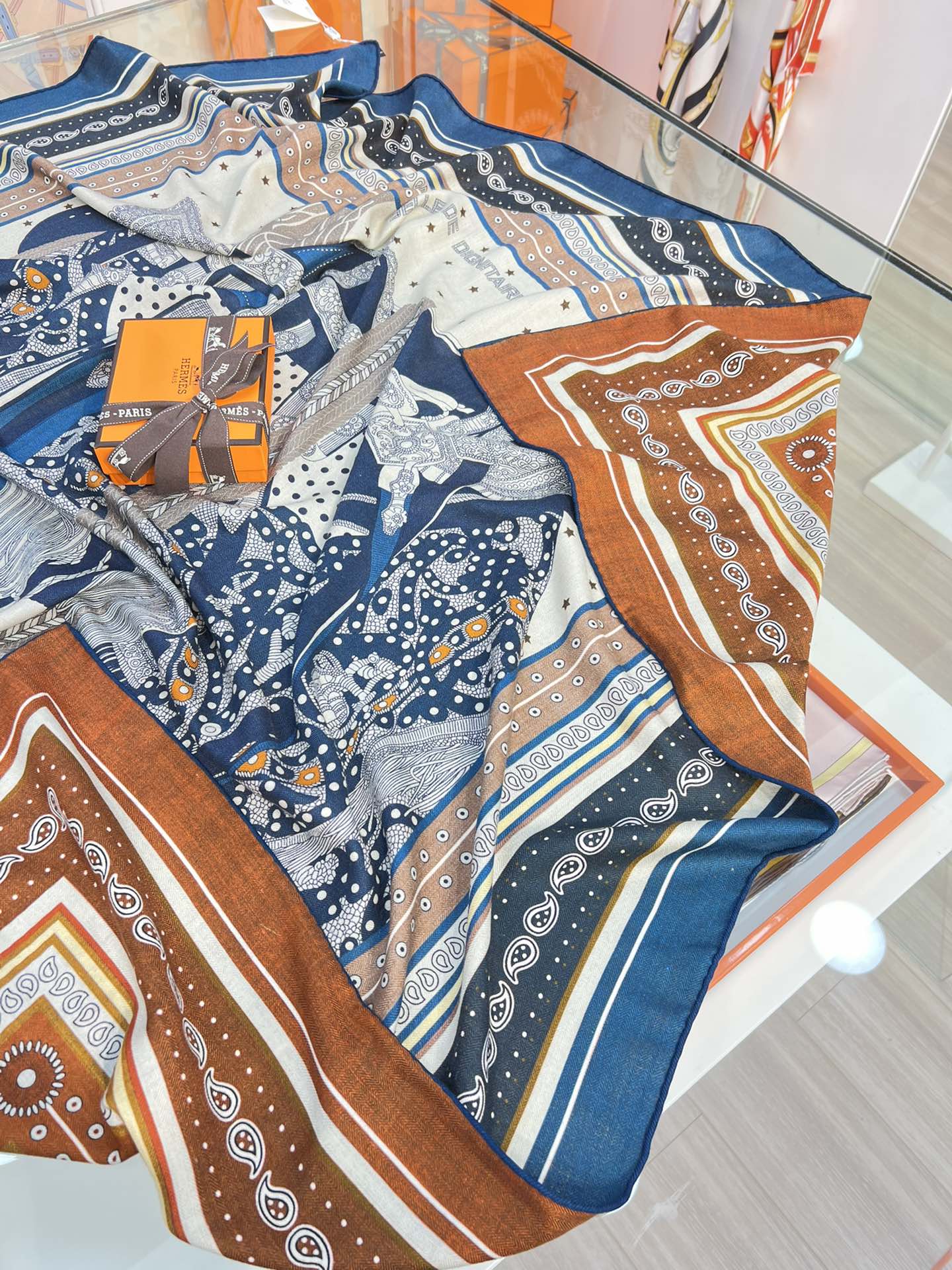 Большой двусторонний бархатный шарф Hermes - 140 см - 002