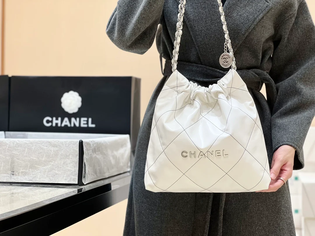 Сумка Chanel из круизной коллекции 2023 года - 22bag - Маленькая - Белая с черной строчкой - На фото сумка в носке.