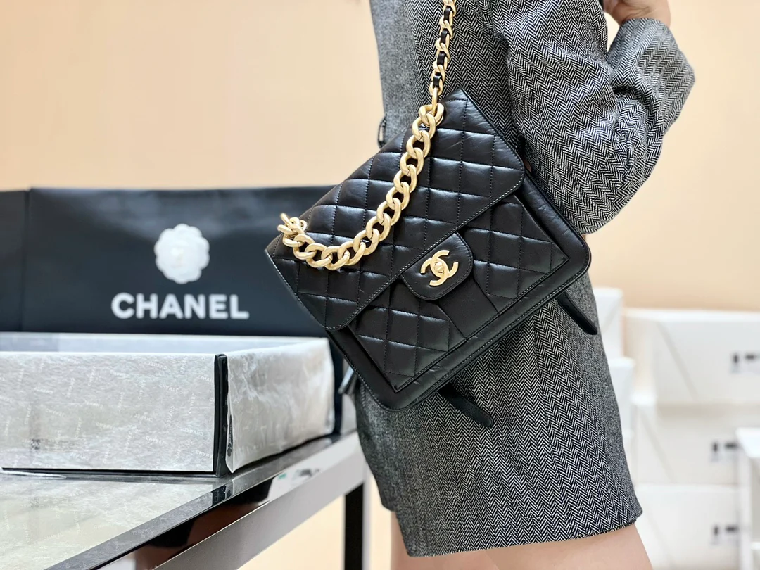 Новинка сезона весна/лето 2023 от Chanel - винтажный кожаный рюкзак на двоих - фотографии в действии.