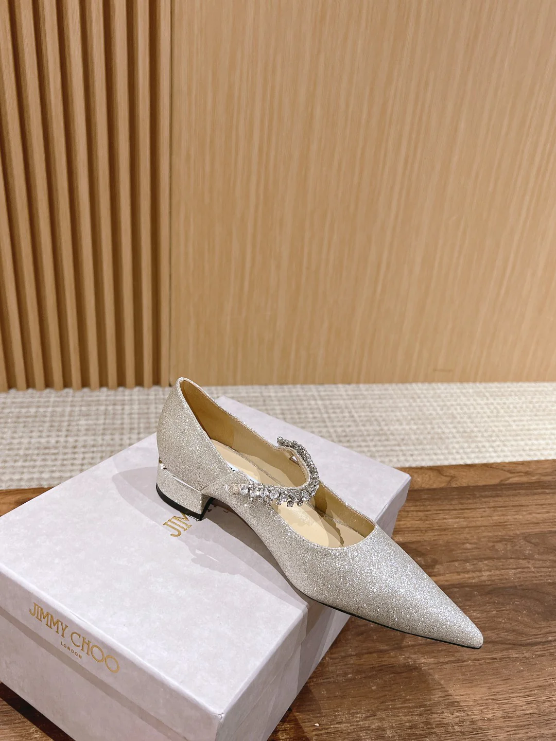 Туфли ?Мэри Джейн? от Jimmy с ремешком, украшенным стразами — серебристые.