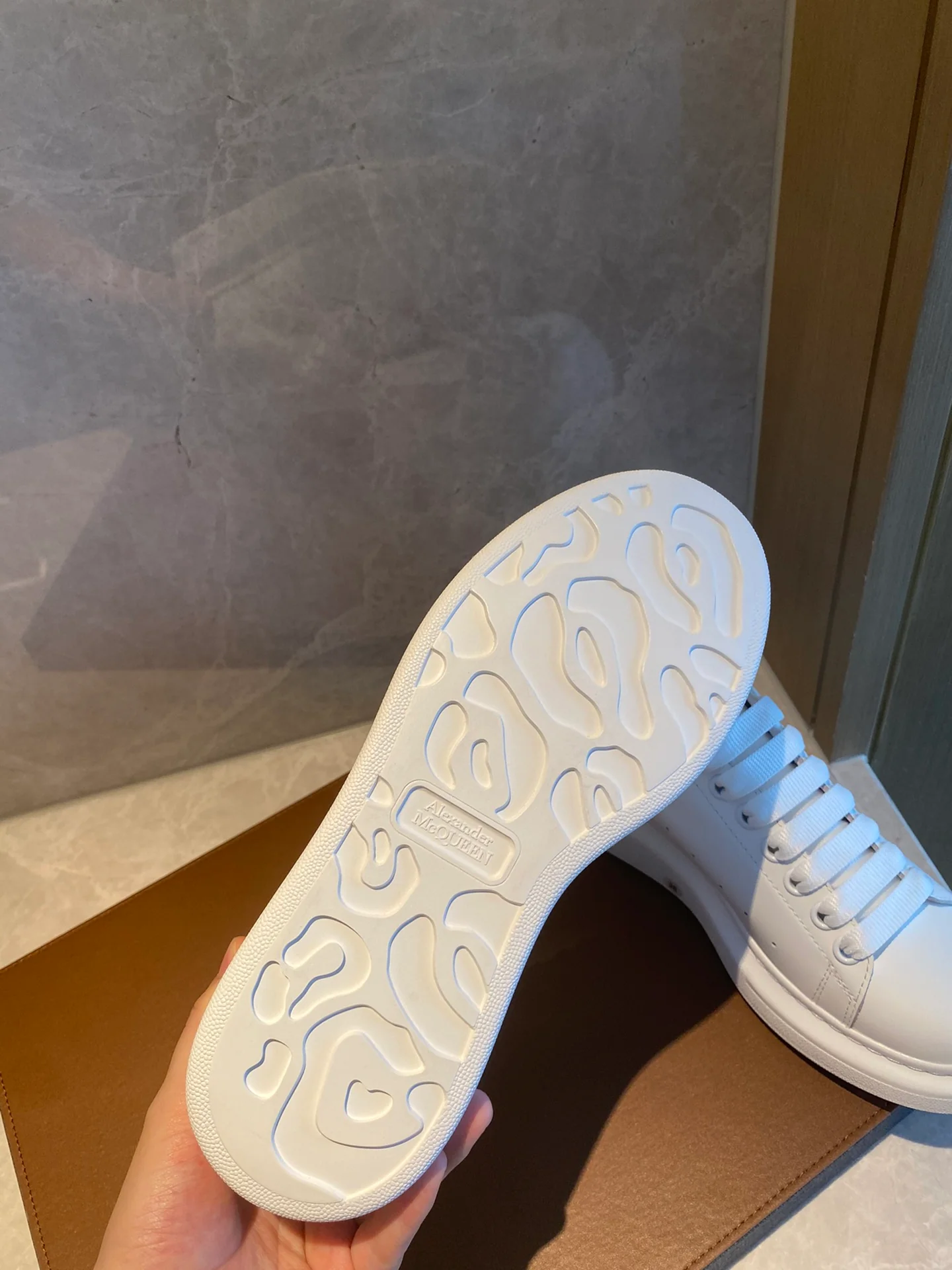 McQueen - Классические белые кроссовки - Улыбающаяся пятка - Белые