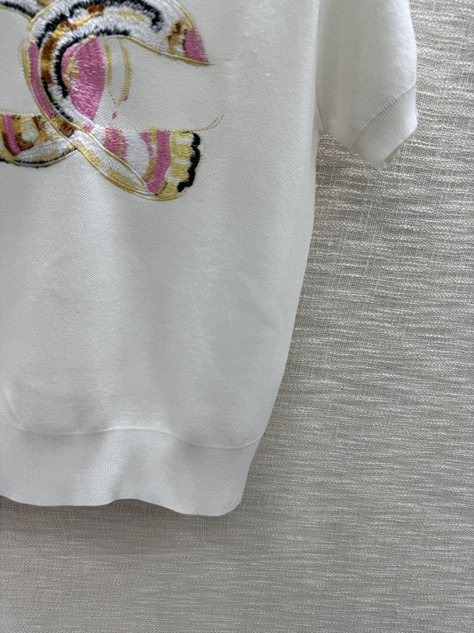 Футболка Chanel 2403 с вышитыми трикотажными рукавами, короткая, белая.