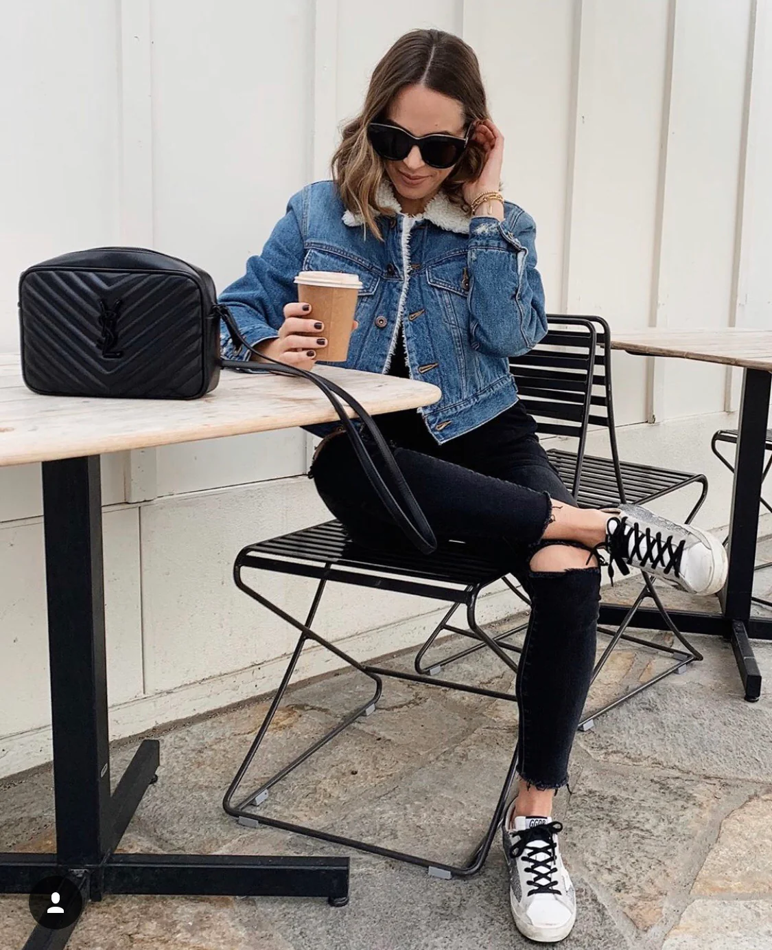 Фотосумка YSL Lou Bag — черная с черной пряжкой.