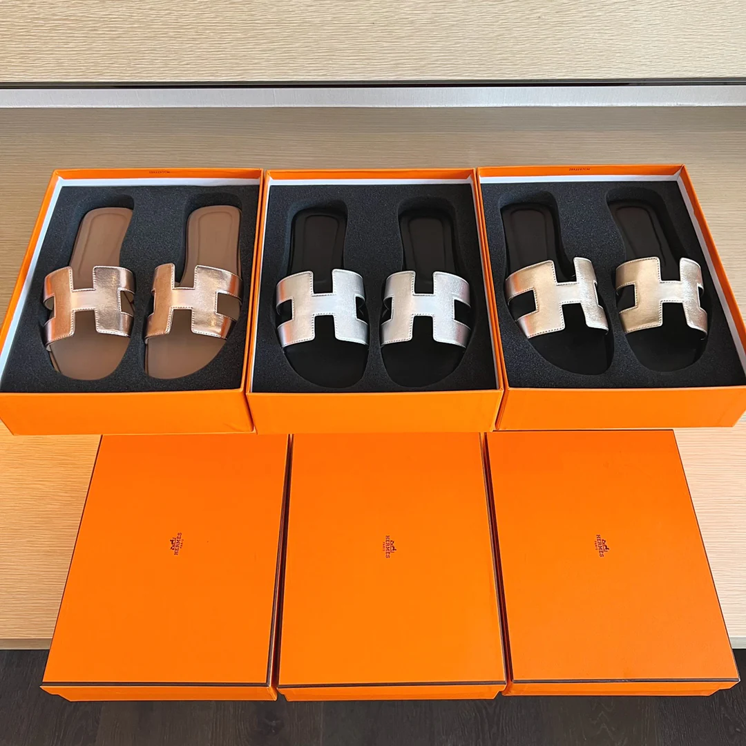 Классические домашние тапочки Hermes H - Верх из однотонной кожи - Подошва, полностью закрывающая тапочки - Серебристый/Черный