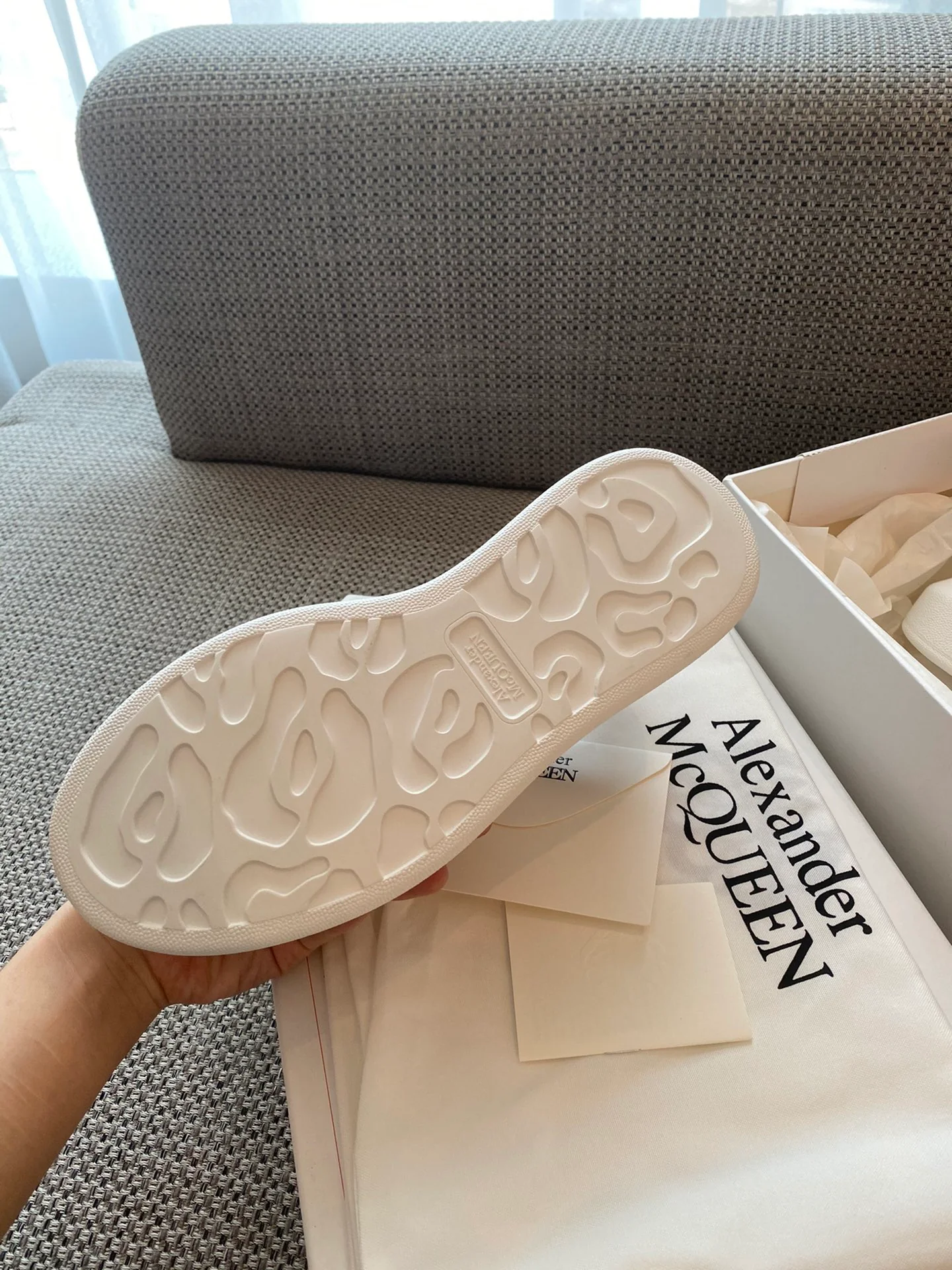 McQueen - Классические белые кроссовки - Улыбающаяся пятка - Черные