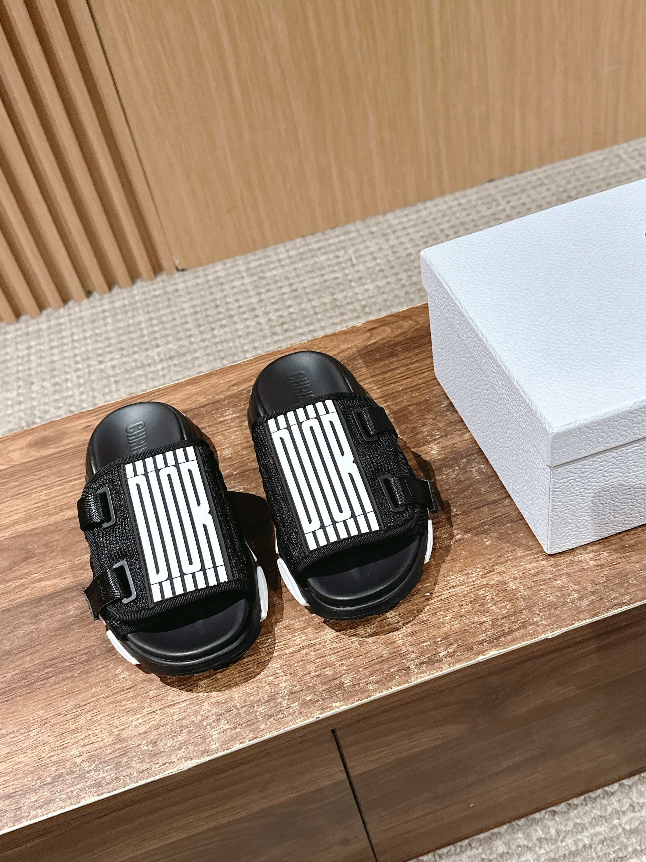 Пляжные сандалии на платформе Dior - черные