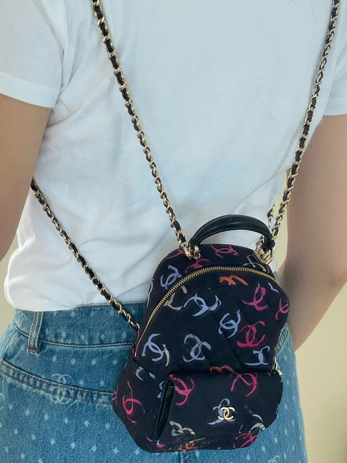 Мини-рюкзак Chanel 24c с дизайном в стиле граффити.