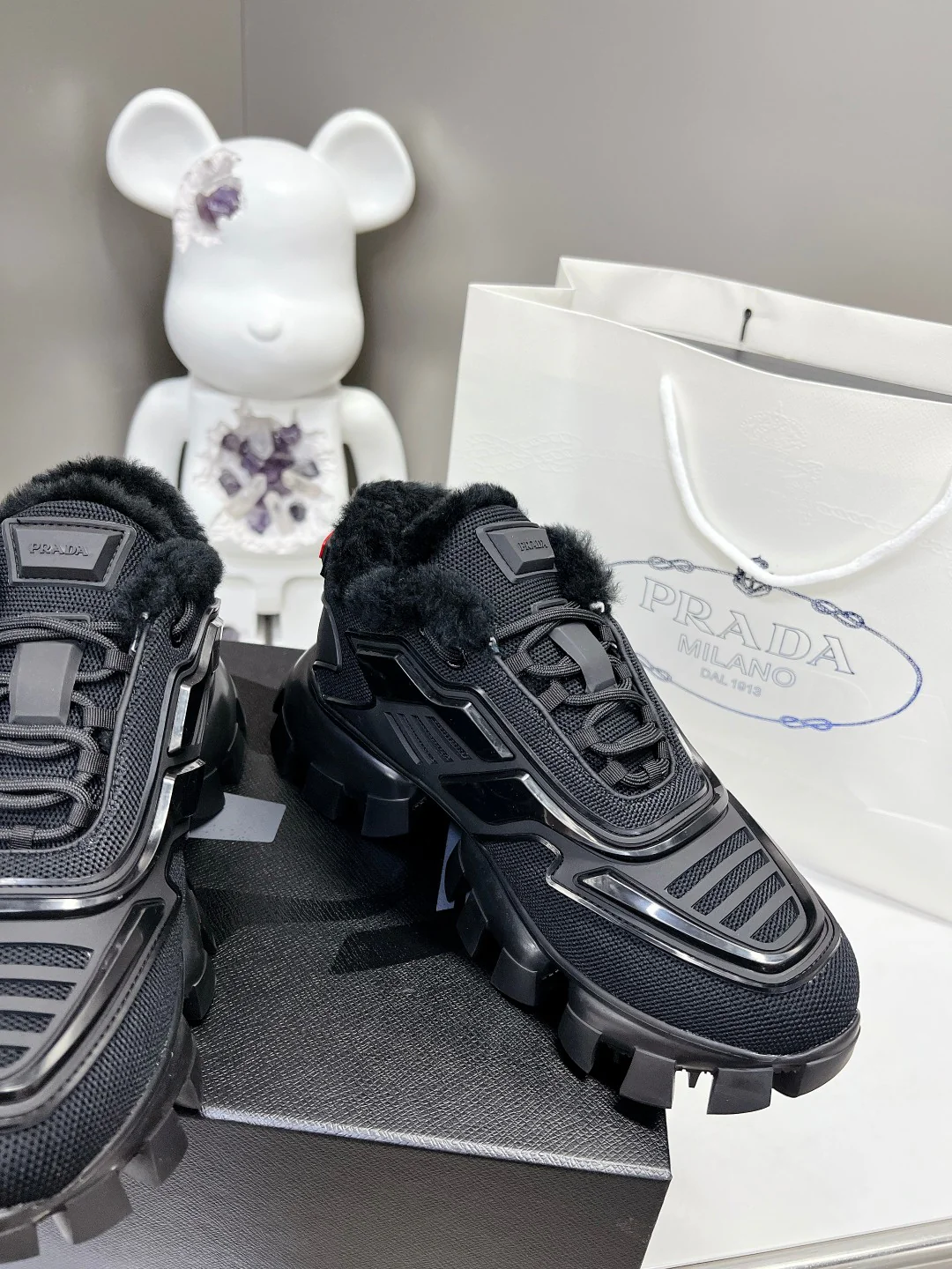 Новинка весны 2022 года от Prada - повседневные туфли на платформе - черные.