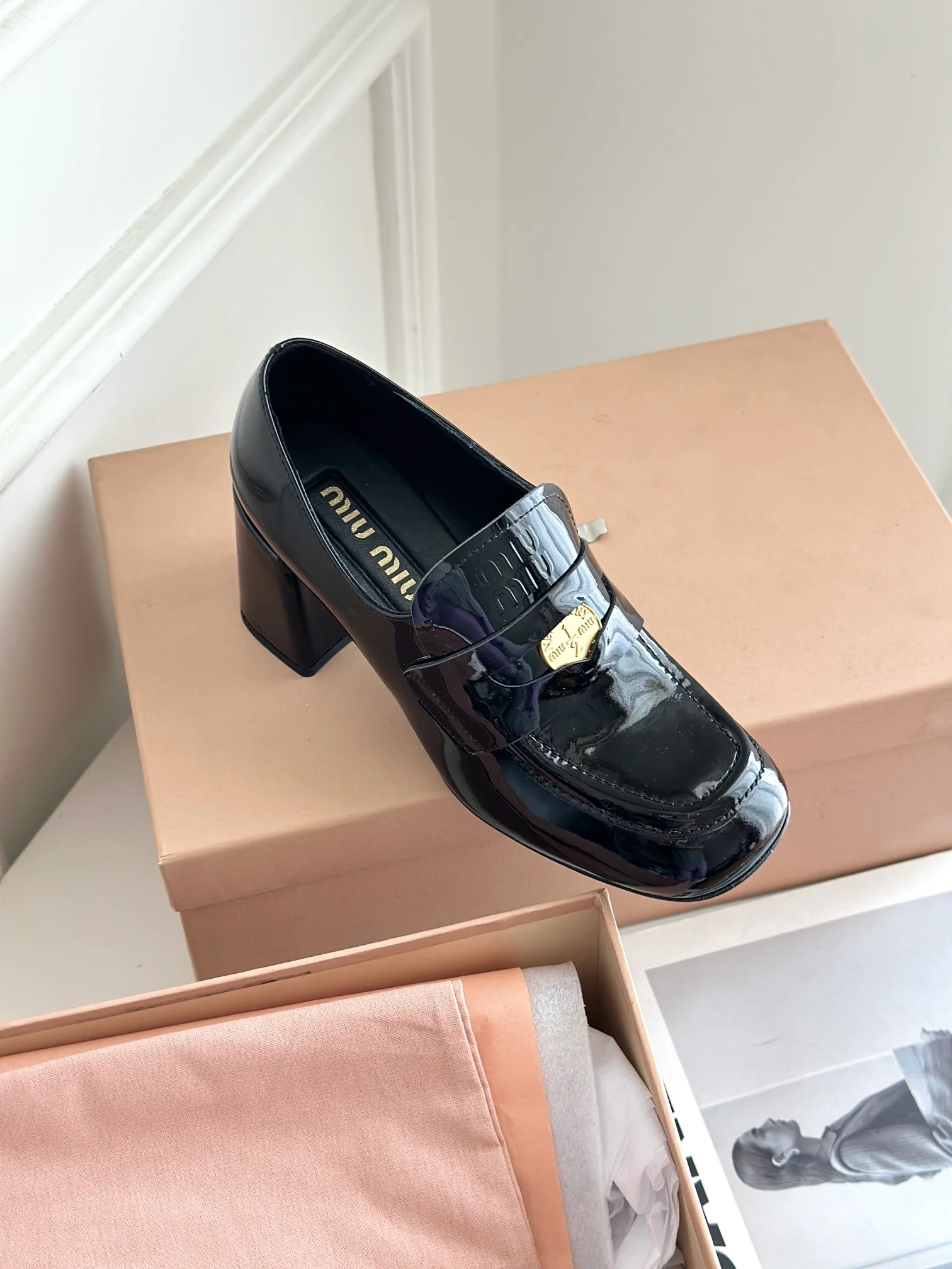 Новинка Miu Miu 2023 года - Лоферы на массивном каблуке с золотыми монетками - Черные