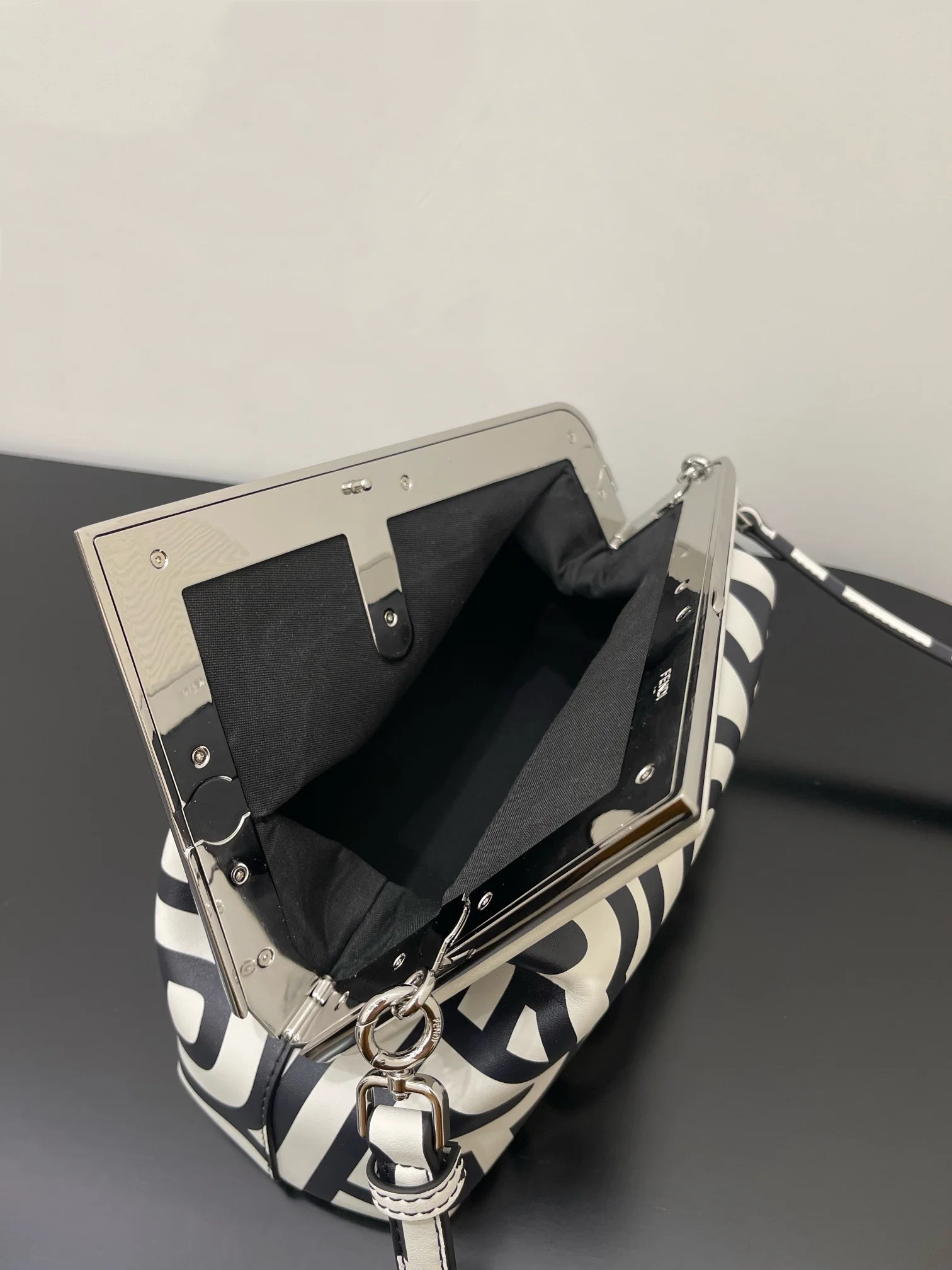Сумка Fendi First Handbag - Маленькая - Черно-белая коллаборация