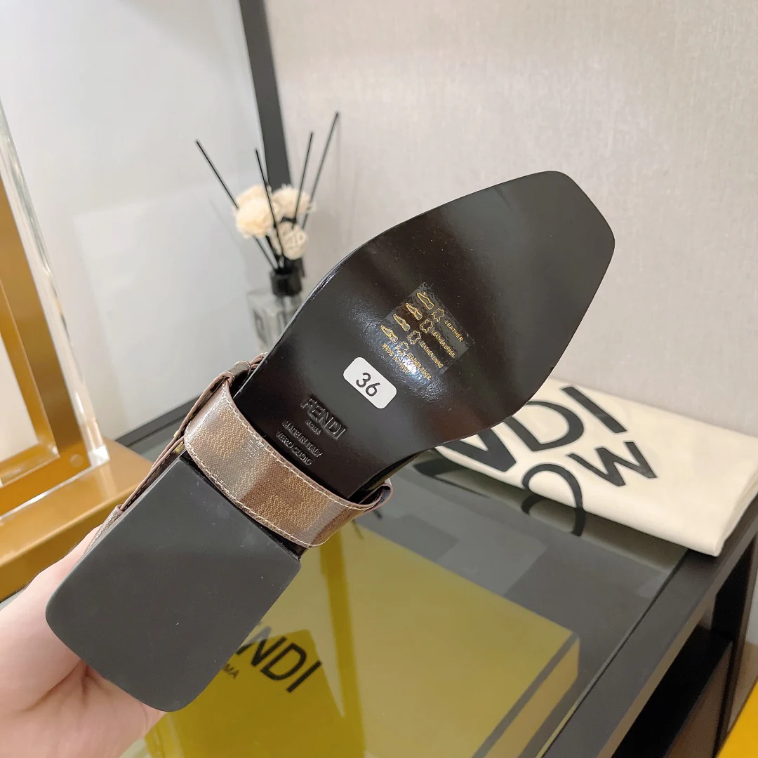 Новинка сезона осень/зима 2022 от Fendi: ботинки из эластичной лакированной кожи, серия FFrame, ботильоны на плоской подошве.