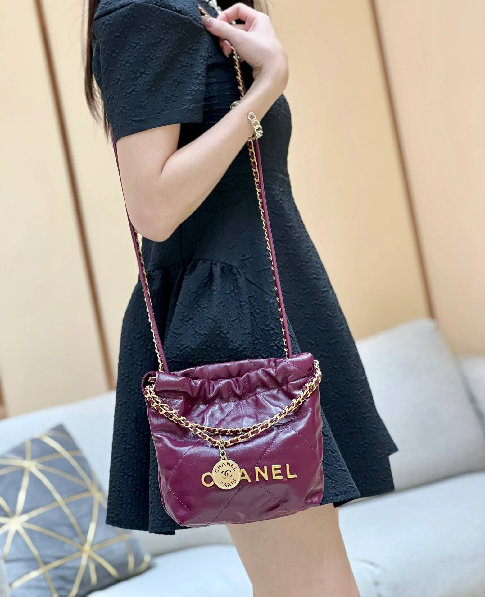 Весенне-летняя коллекция Chanel - Маленькая сумочка Chanel No. 22 - Фиолетово-красная