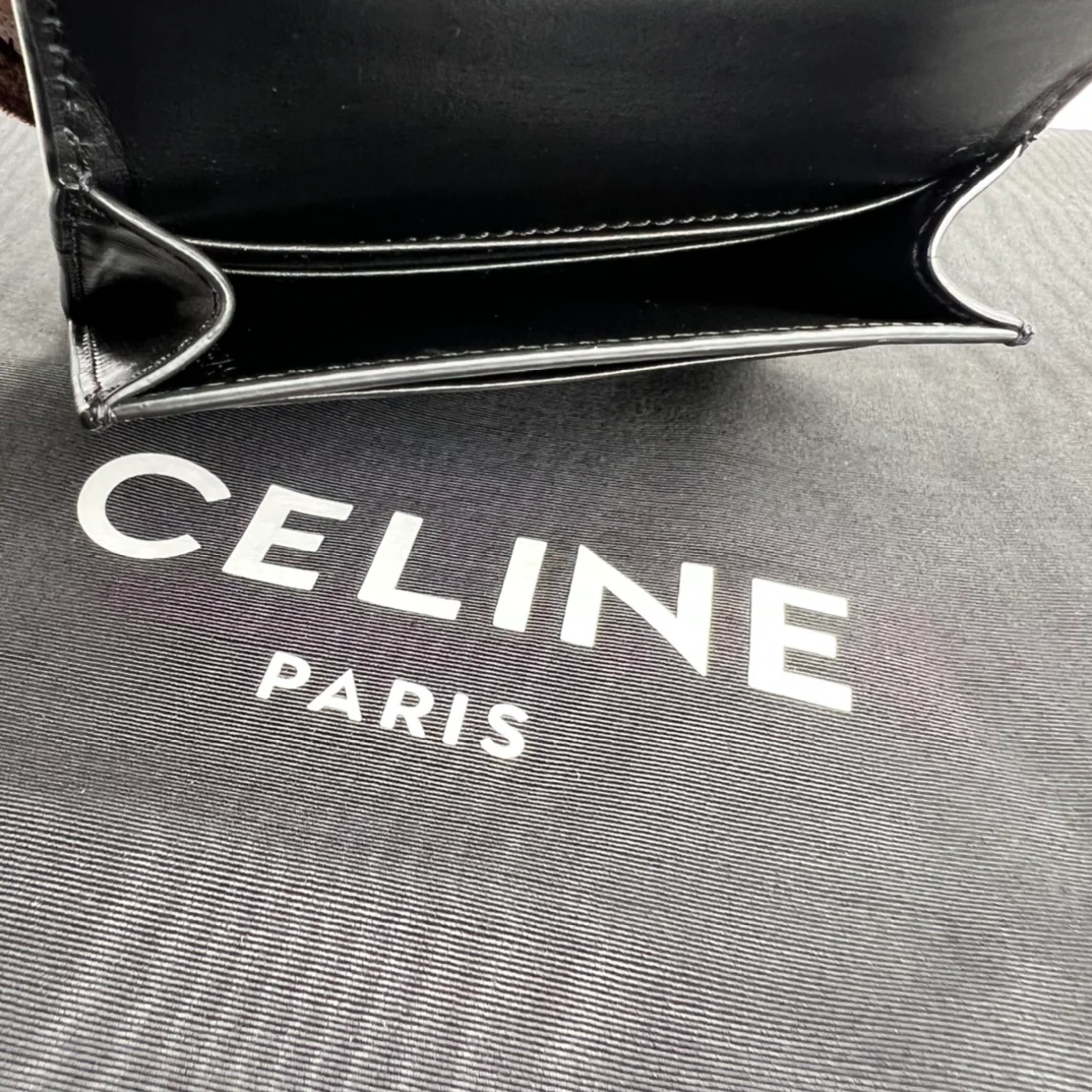 Celine-TRIOMPHE 亮泽牛皮革卡包