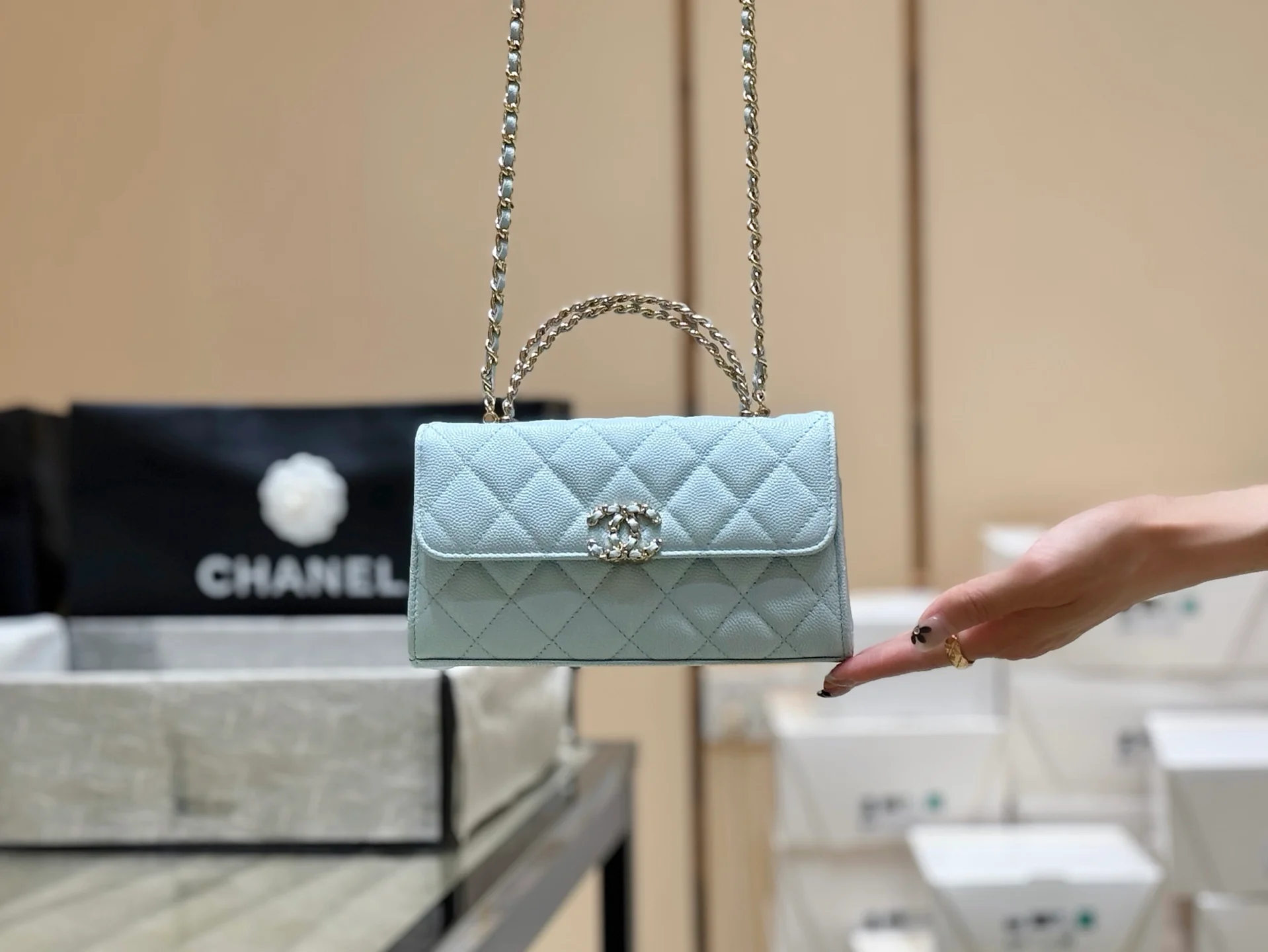 Сумка Chanel 25s Kelly Handle Bag, горизонтальный стиль, нежно-голубой.