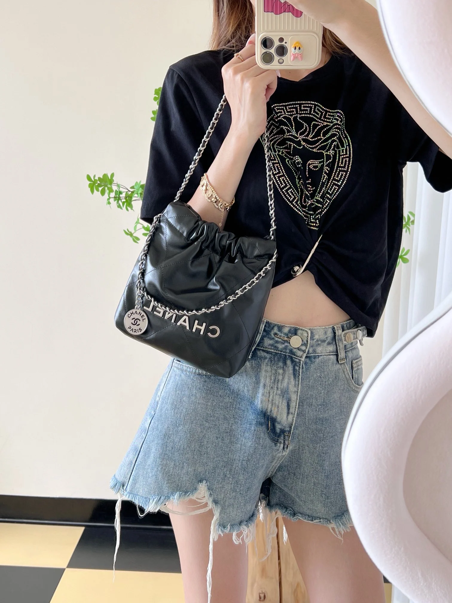 Мини-сумка Chanel 23s 22bag черного цвета с серебристой фурнитурой.