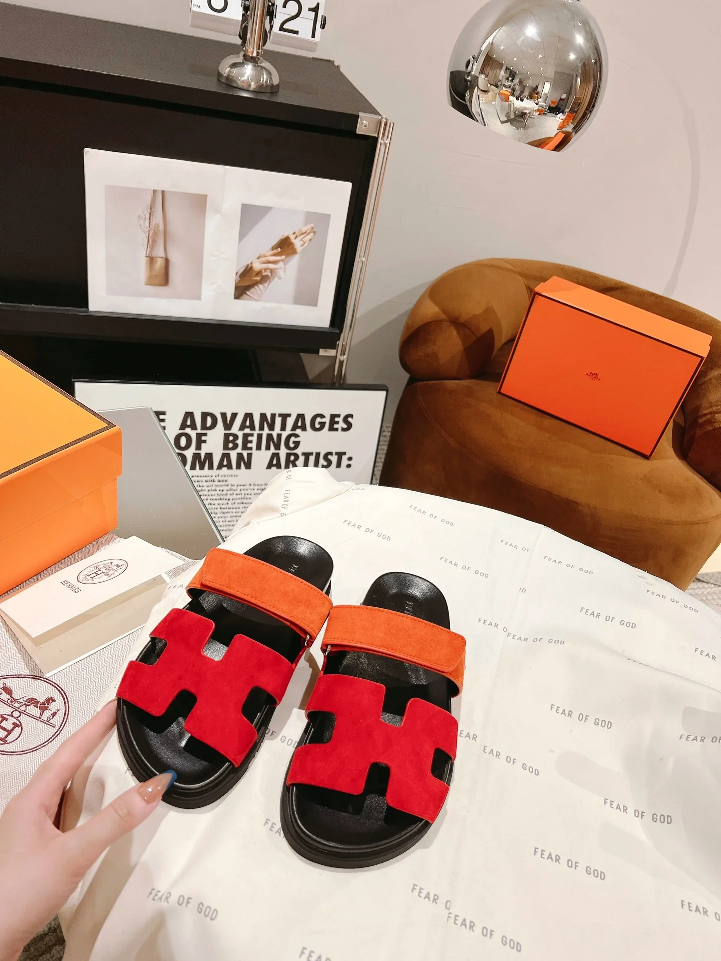 Тапочки Hermes из кожи и овечьей кожи с отделкой - оранжево-красные.