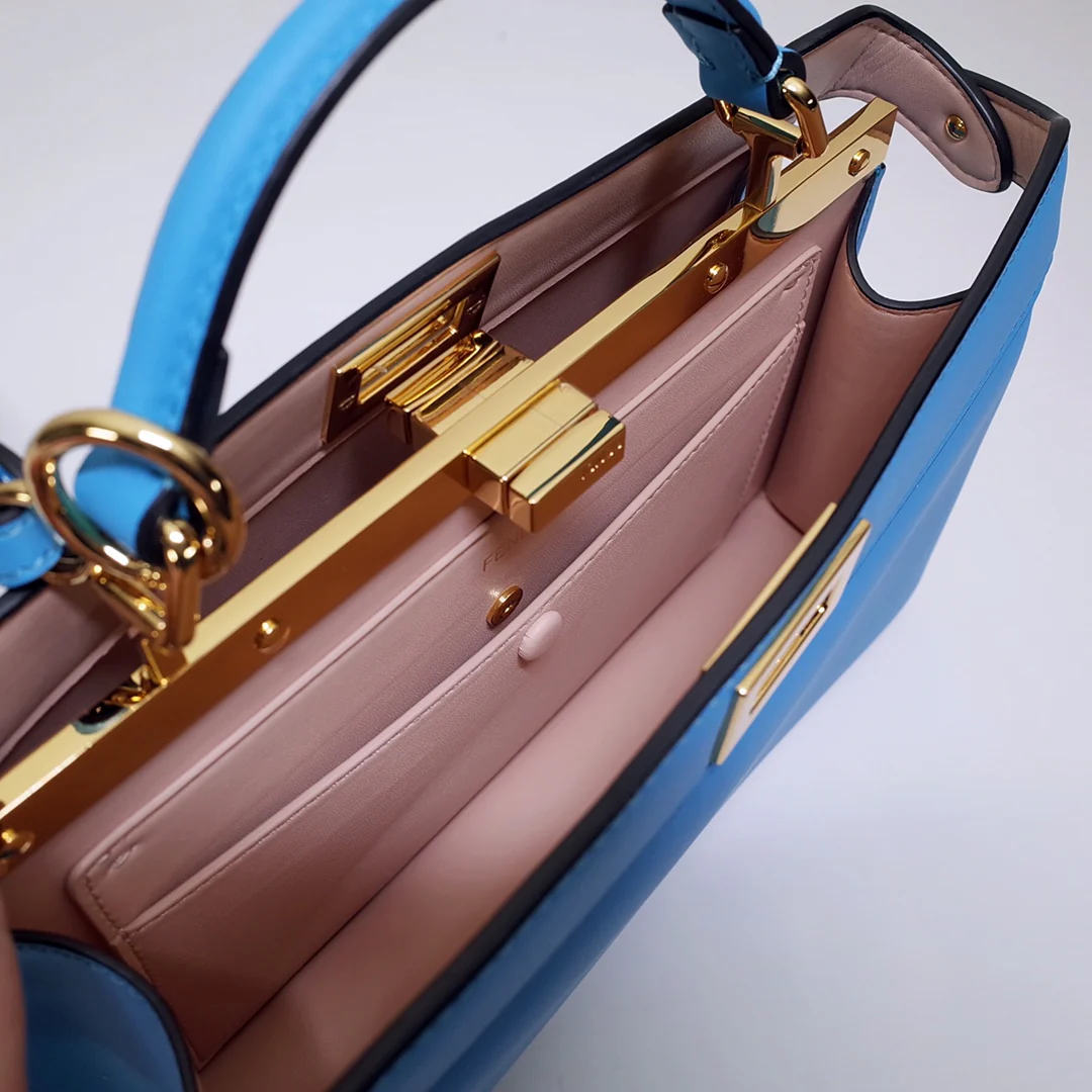 Маленькая синяя кожаная сумочка Fendi Peekaboo i-seey