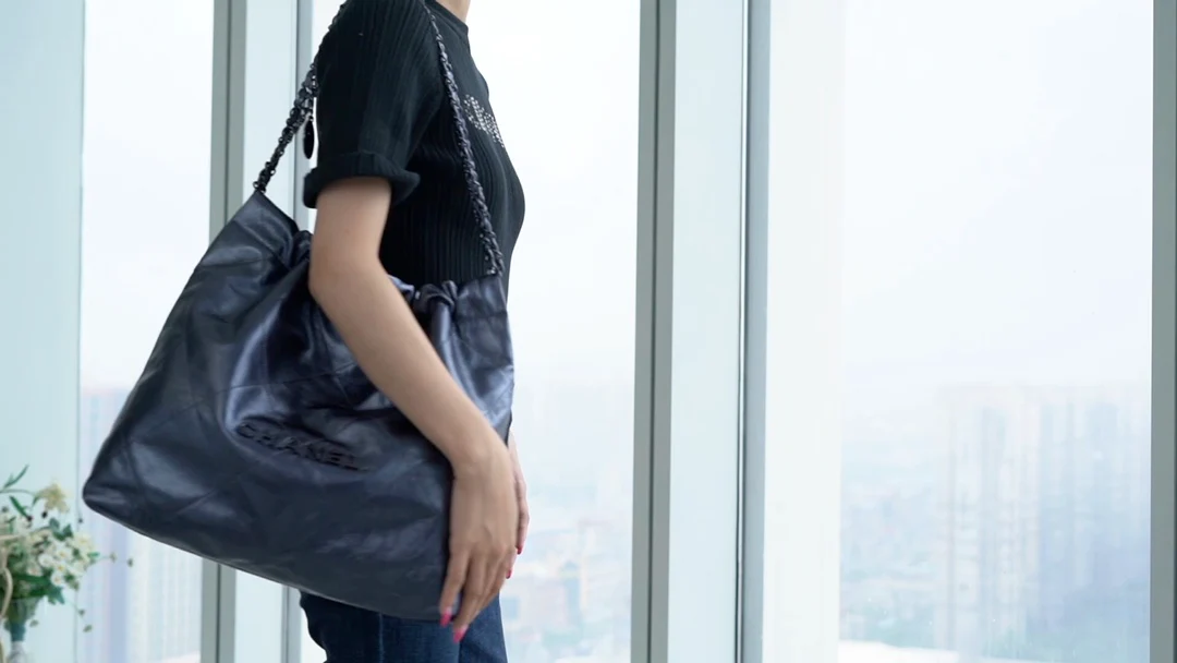 Сумка Chanel 22 - маленькая, металлизированная, синяя.