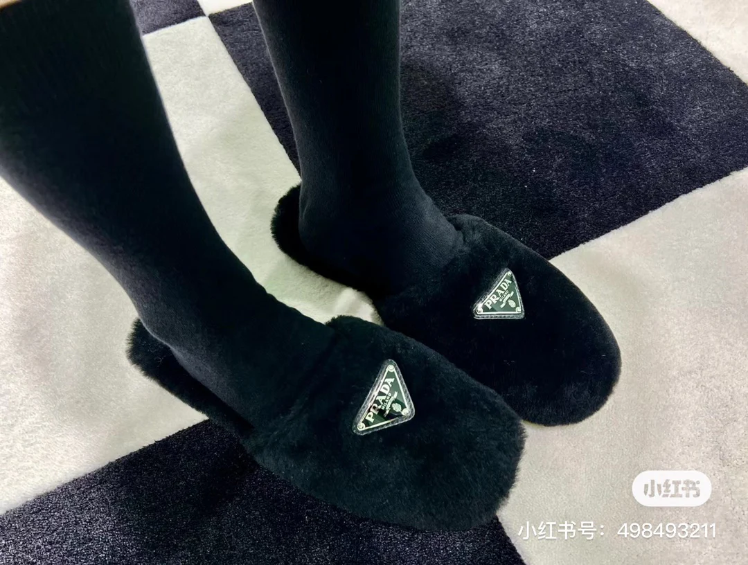 Новинка сезона осень/зима 2023 от Prada - Меховые тапочки с мыском - Черные