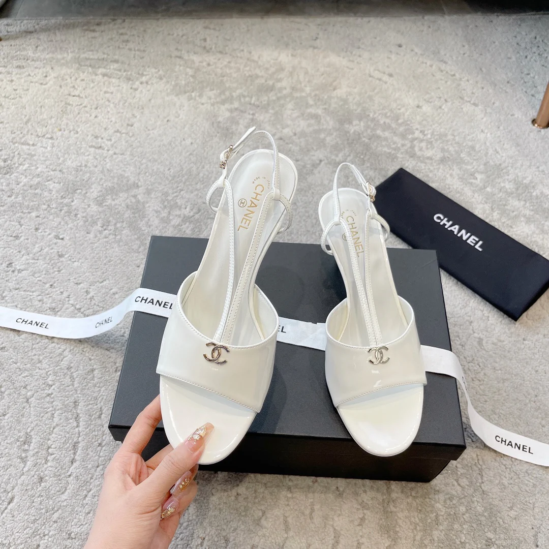 Новинка сезона весна/лето 2023 от Chanel - Босоножки на среднем каблуке с жемчужным верхом - Белые