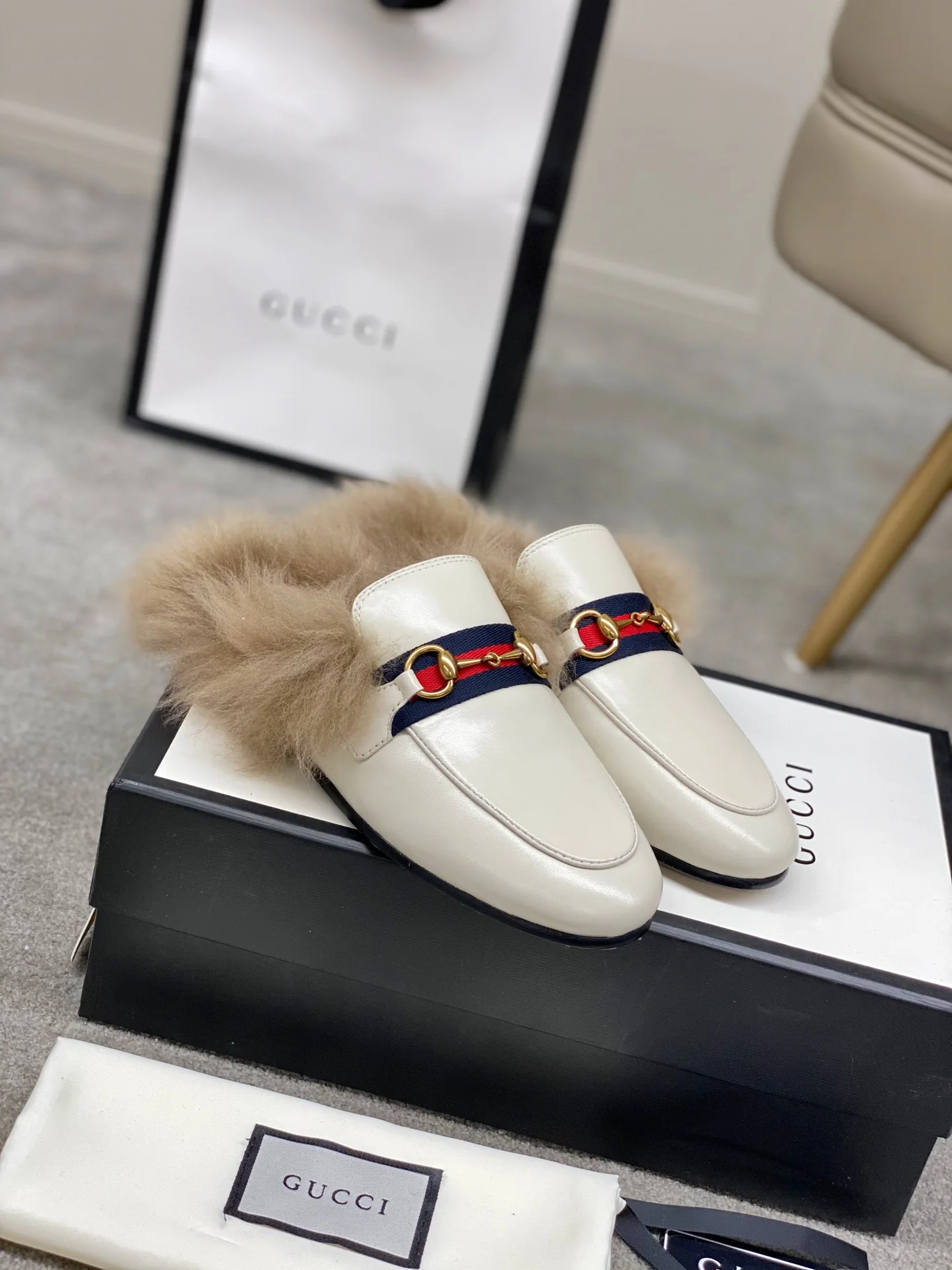 Бутик Gucci 2020 — Последние модели с подиума — Меховые тапочки — Белые с пряжкой в ??виде седла