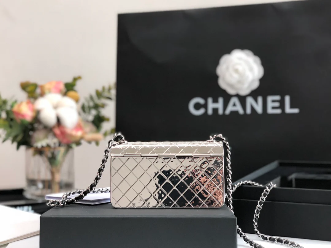 Лимитированная коллекция Chanel весна/лето 2022 - Сумка с клапаном - Металлическая сумка