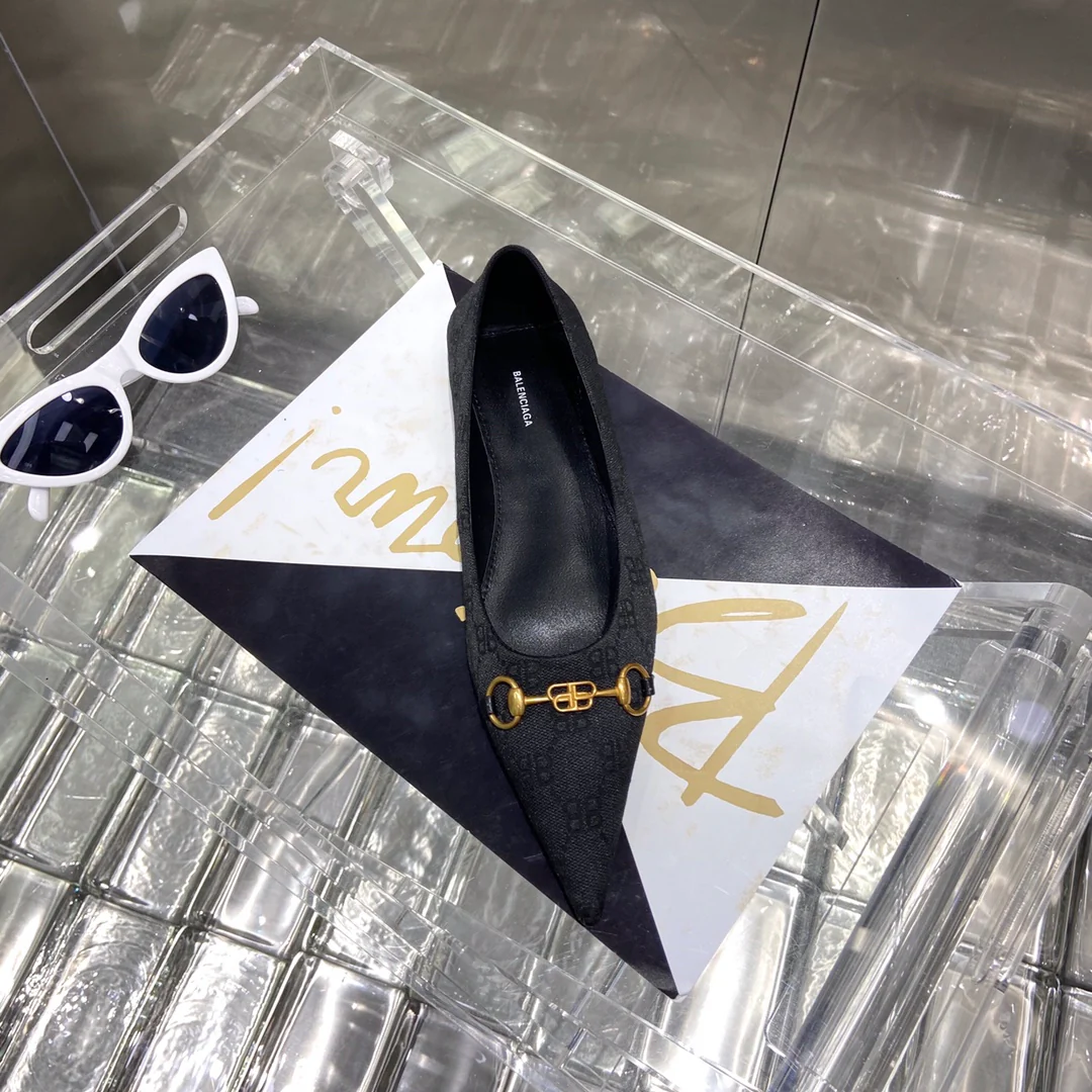 Коллекция Balenciaga - балетки с острым носком