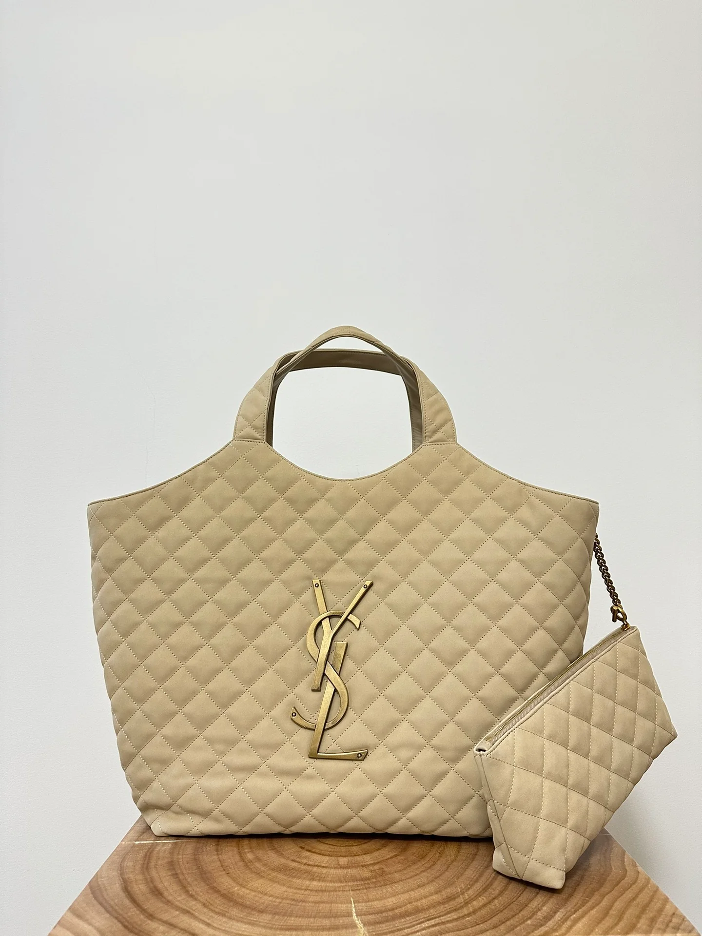 Сумка-тоут YSL-icare - из овечьей кожи - кремово-белого цвета с золотой пряжкой