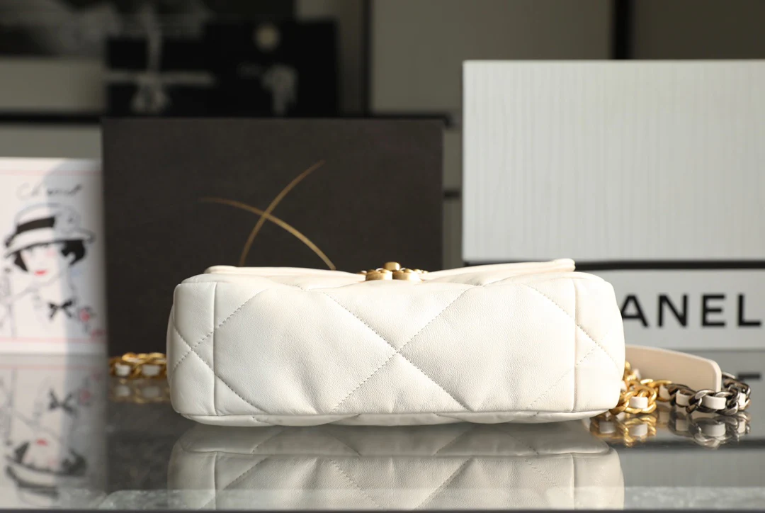 Маленькая сумочка Chanel 19bag - белая.