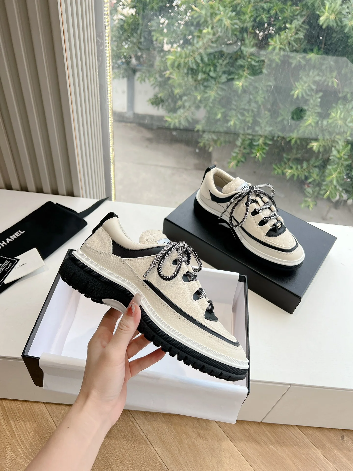 Повседневные туфли Chanel 2024 - белые - 1