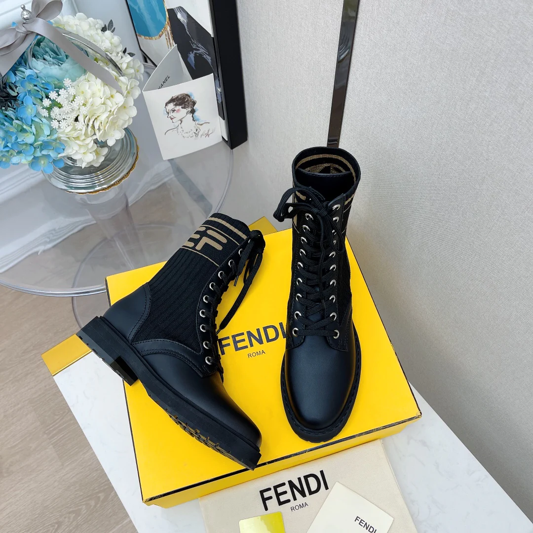 Новинки осенне-зимней коллекции Fendi 2022: ботинки Dr. Martens, ботильоны.