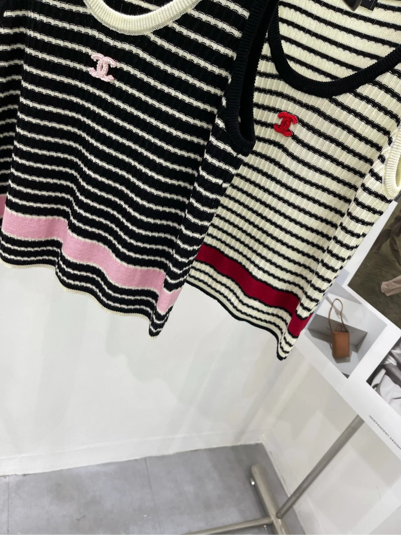 Вязаный жилет Chanel 2403 в белую полоску