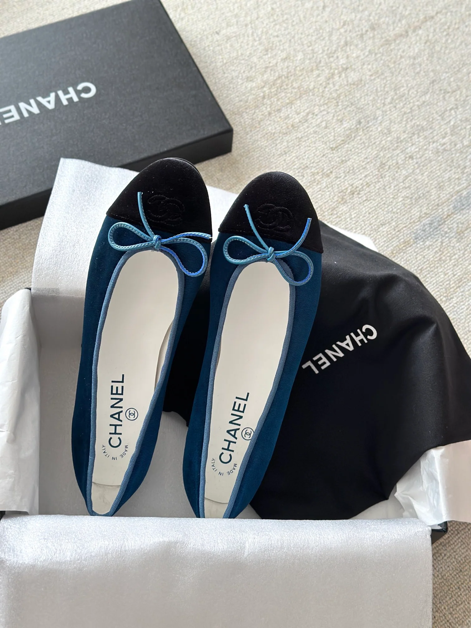 Новинка 2023 года от Chanel - Классические балетки - Бархатно-голубые