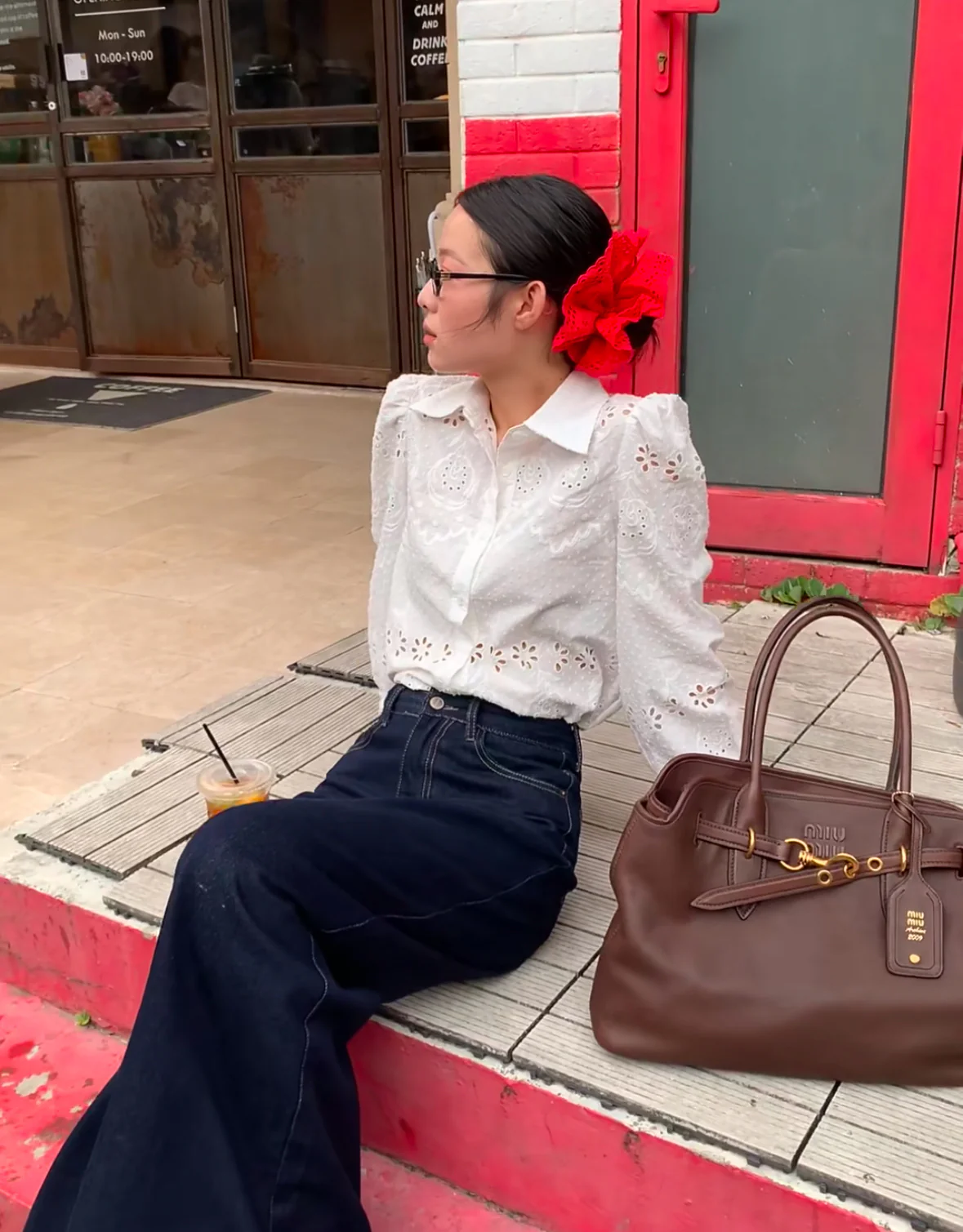 Сумка Miu Miu Aventure из кожи наппа, цвет ?вересковое дерево?, средний размер — демонстрирует свой стиль.