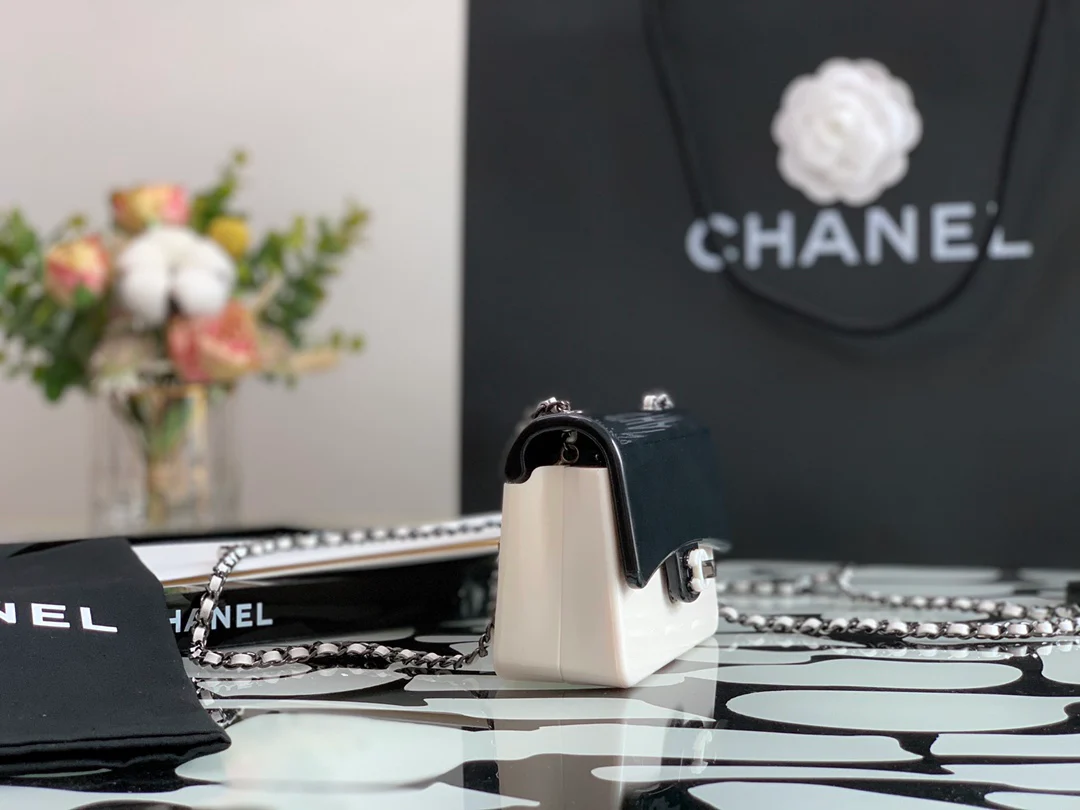 Новые поступления коллекции Chanel весна/лето - черно-белый акриловый CF