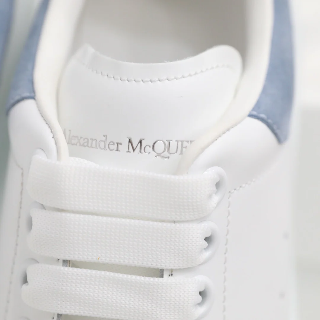 Классические белые кроссовки McQueen - нежно-голубые
