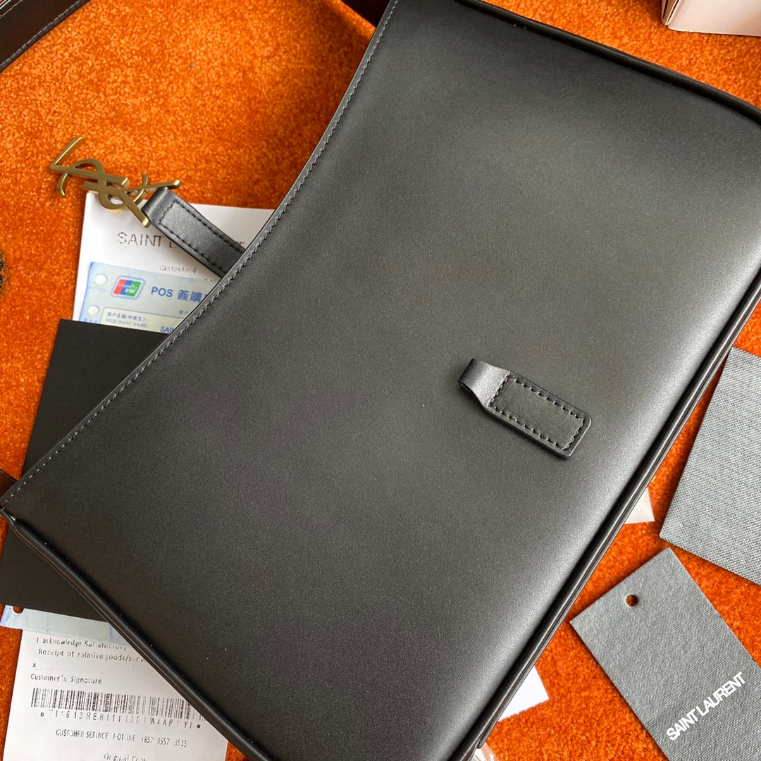 Сумка-седло YSL - черная с золотой фурнитурой - из гладкой кожи.