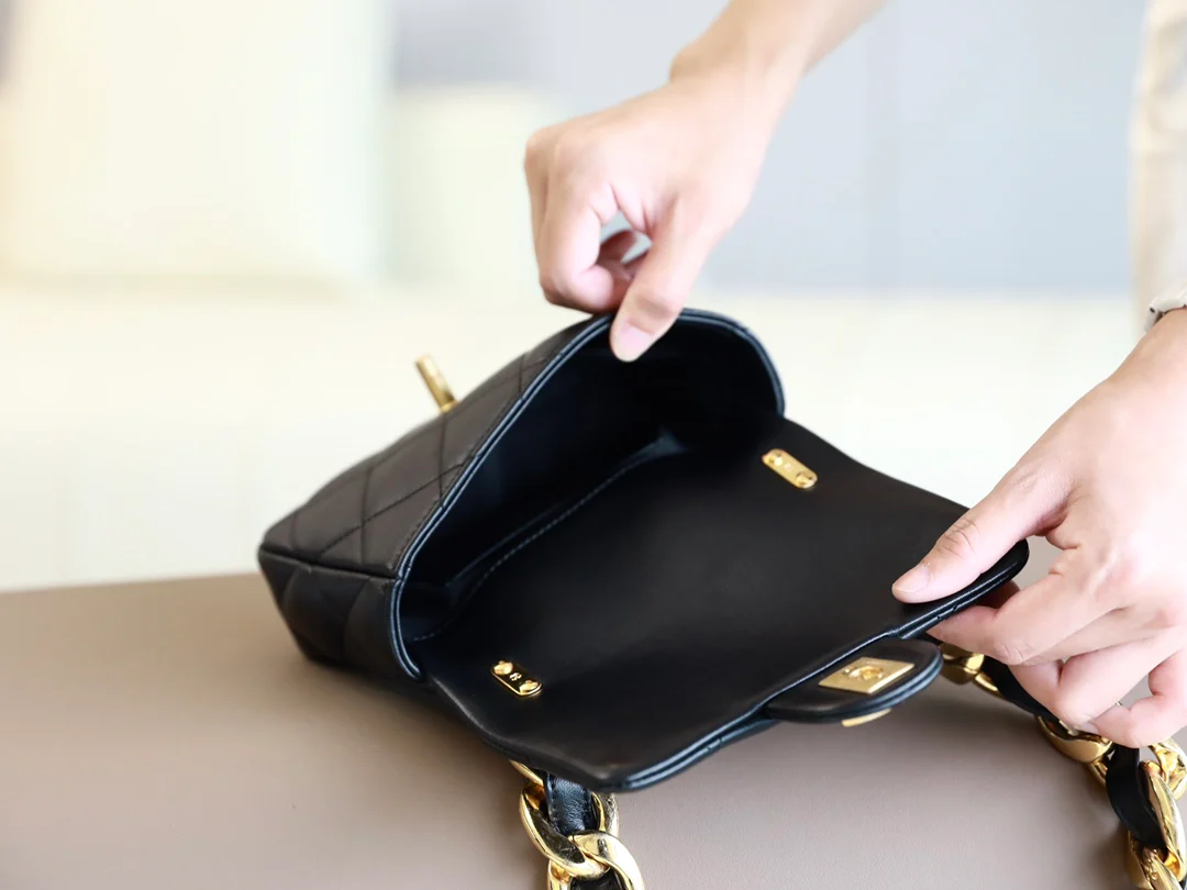 Винтажная сумка-мессенджер Chanel под мышкой - 1