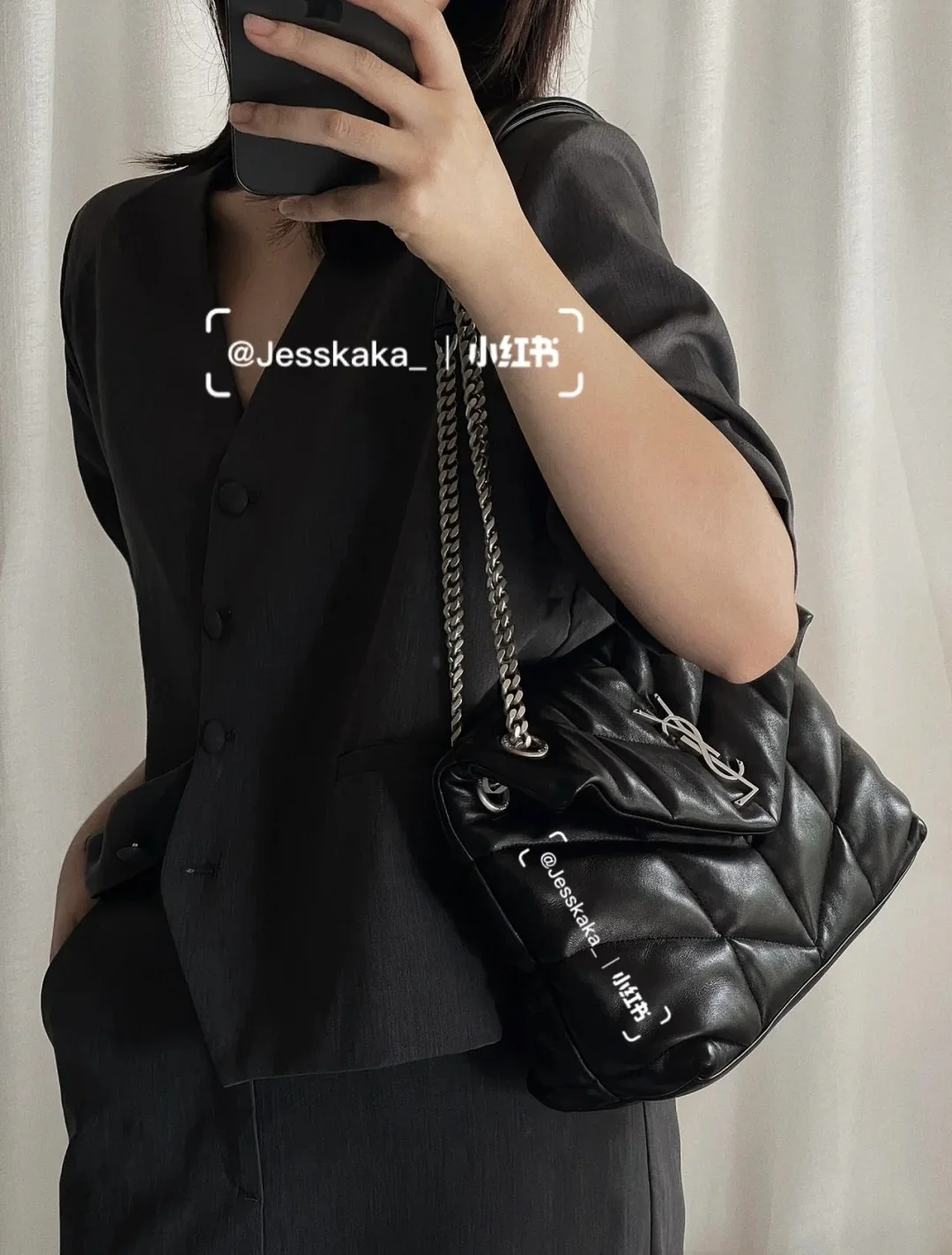 Пуховая сумка YSL Loulou Puffer 35 см из стеганой овечьей кожи цвета ?облако? — черная с серебристой фурнитурой — на фото.