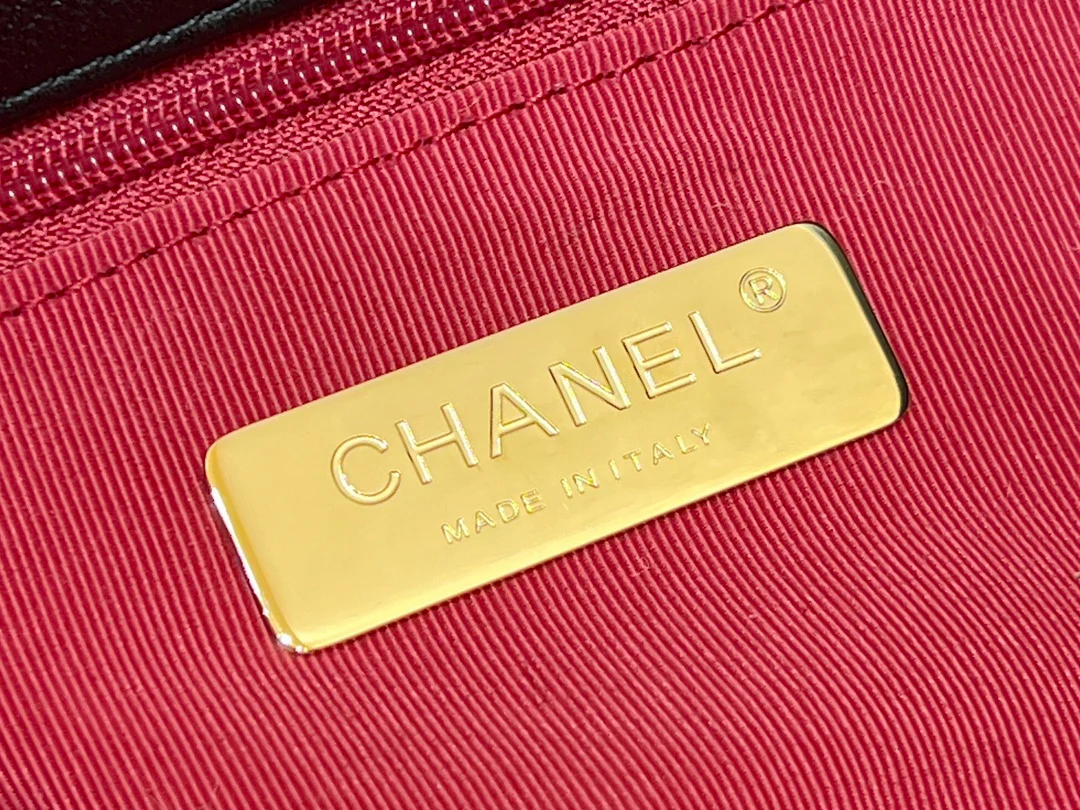 Новая коллекция Chanel ?Ранняя весна? — 24c — 19bag — сумка-хобо под мышкой — черная.