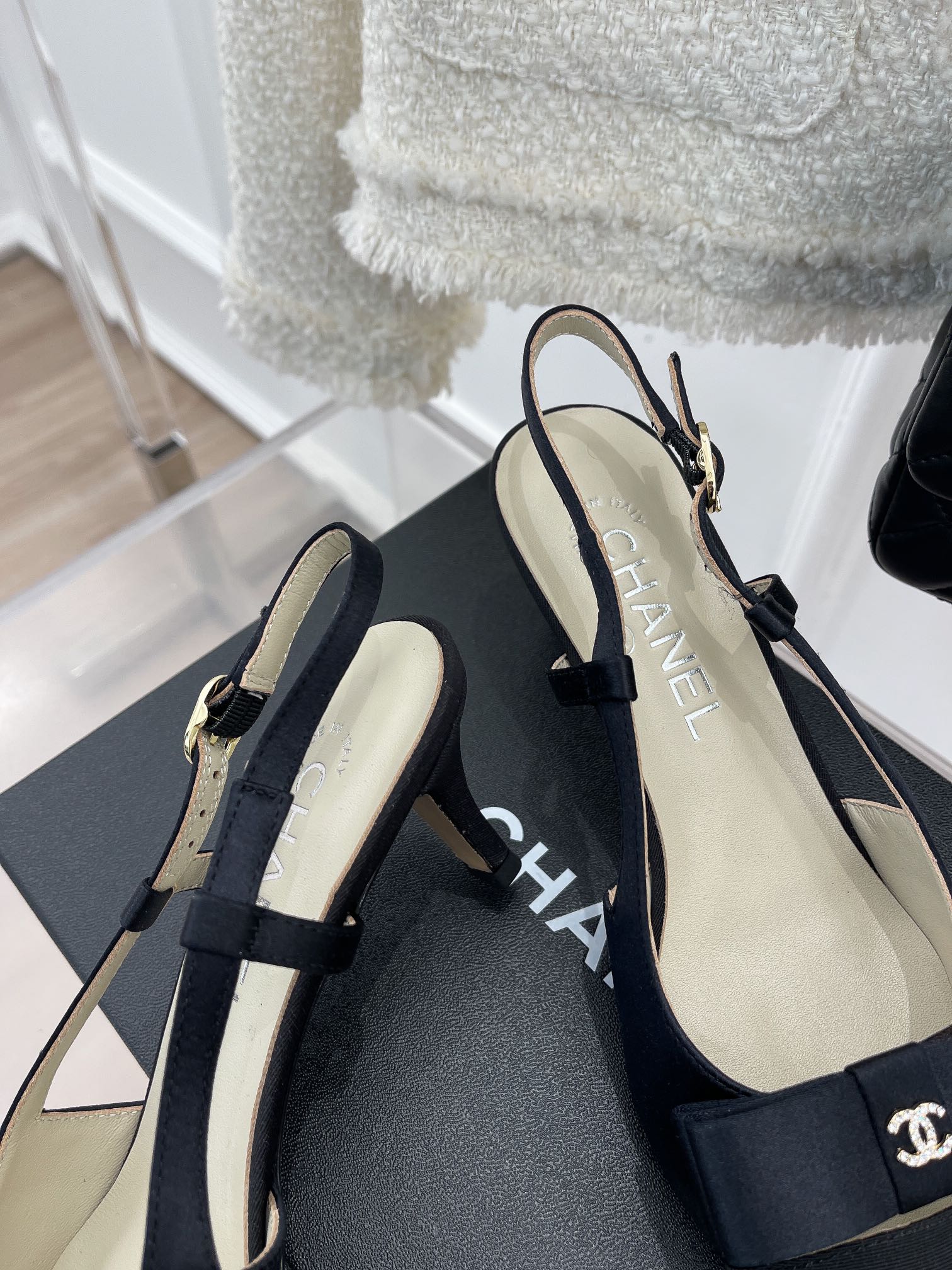 Новинка сезона весна/лето 2023 от Chanel - винтажные босоножки на высоком каблуке с бантом - 5 см - черные