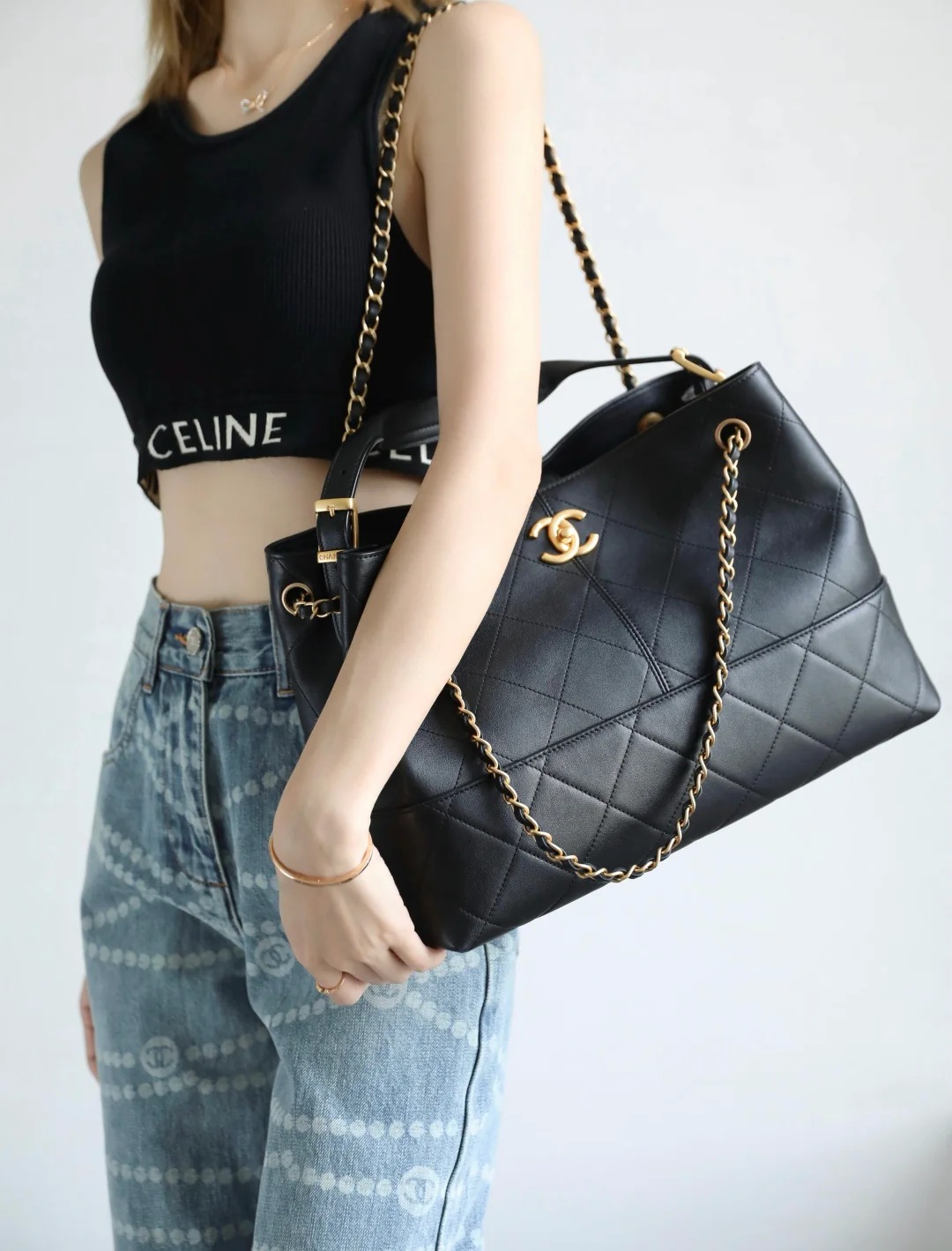 Chanel - ??? - Горизонтальная сумка-шоппер из телячьей кожи - Черная с золотой фурнитурой